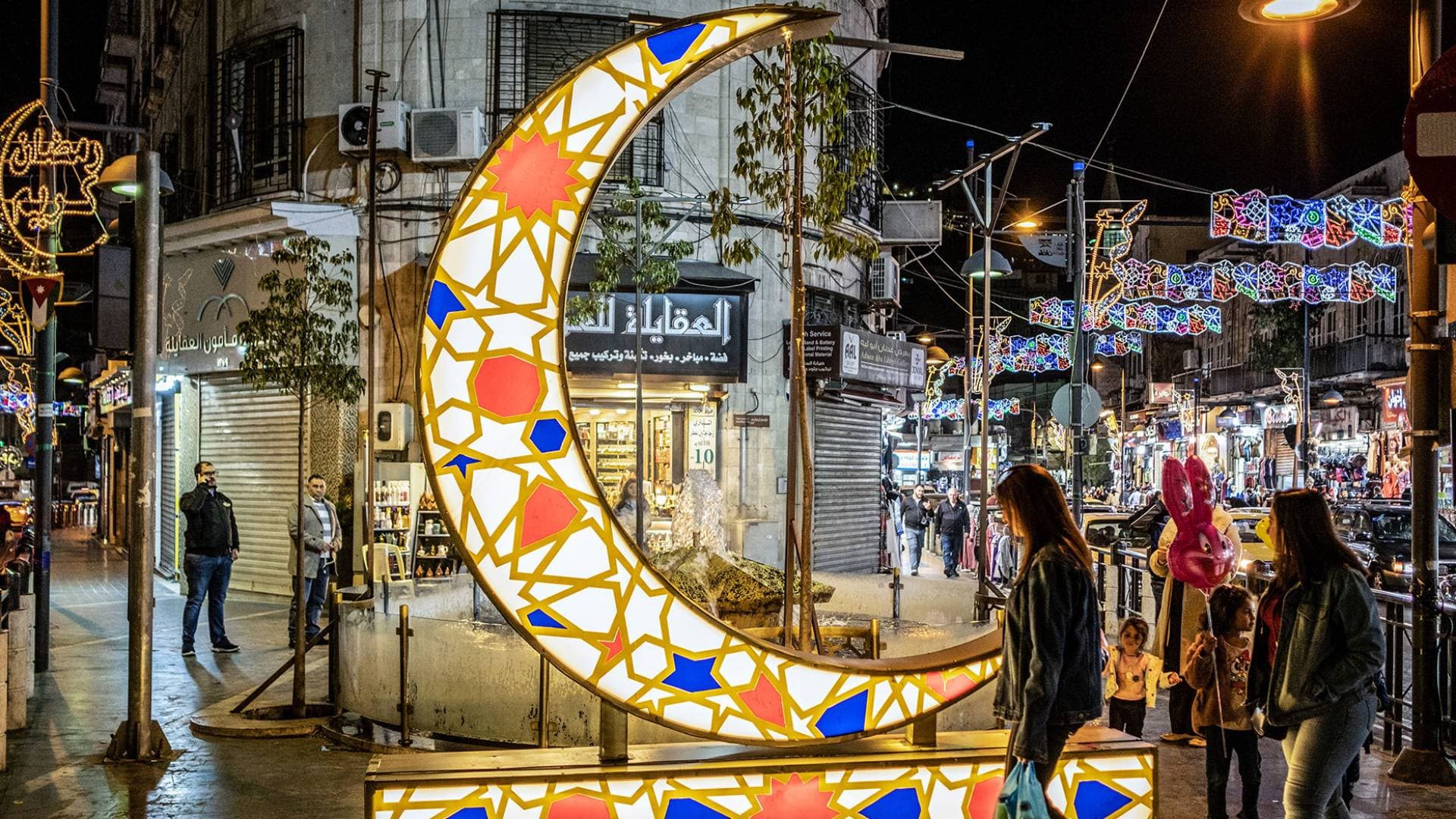 تزيين شوارع وسط البلد في عمان احتفاء بشهر رمضان المبارك