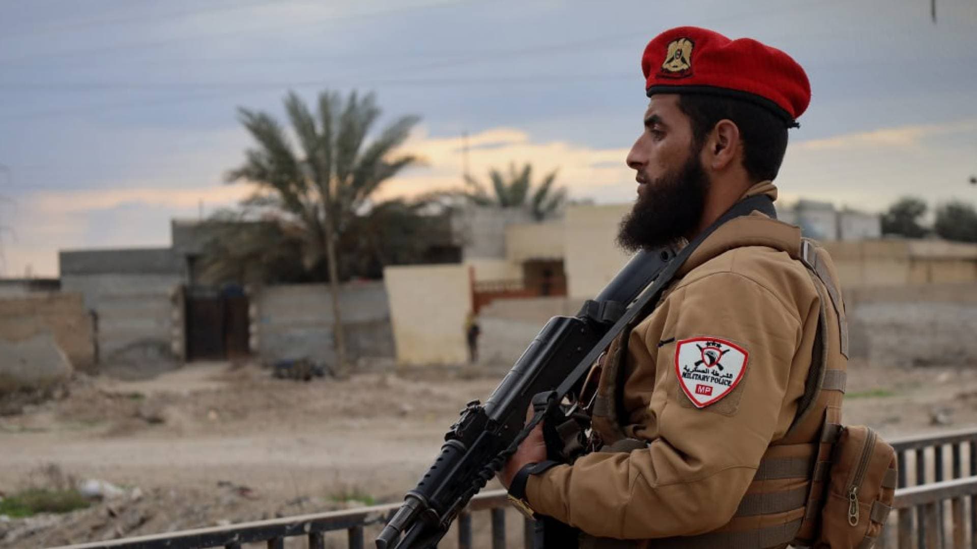 سانا: مقتل أحد عناصر الجيش السوري نتيجة استهداف مجهولين مقر للجيش شرق دير الزور
