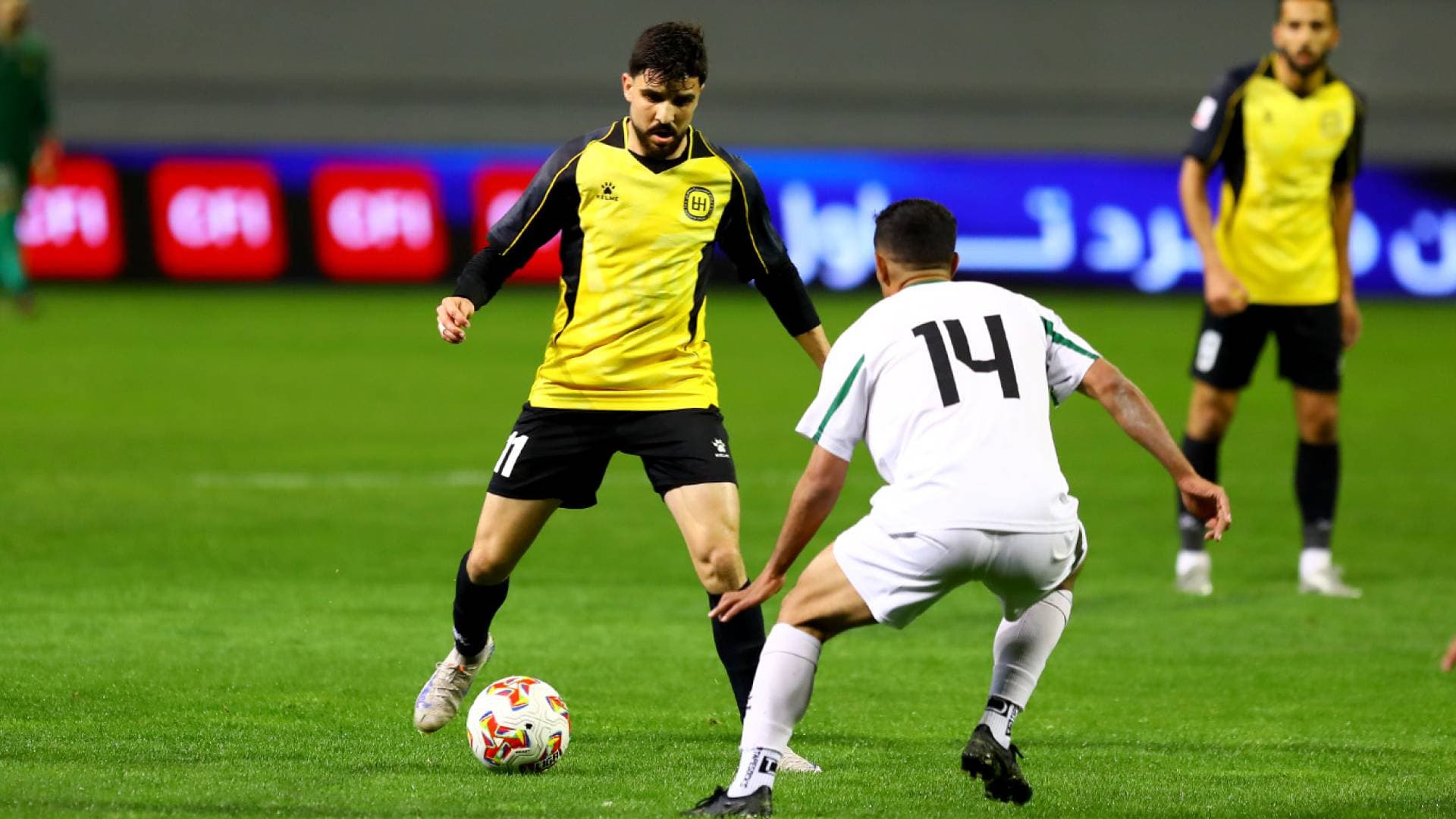 حصاد الجولة 17: "الحسين" يتمسك بصدارة الدوري برباعية الحاج