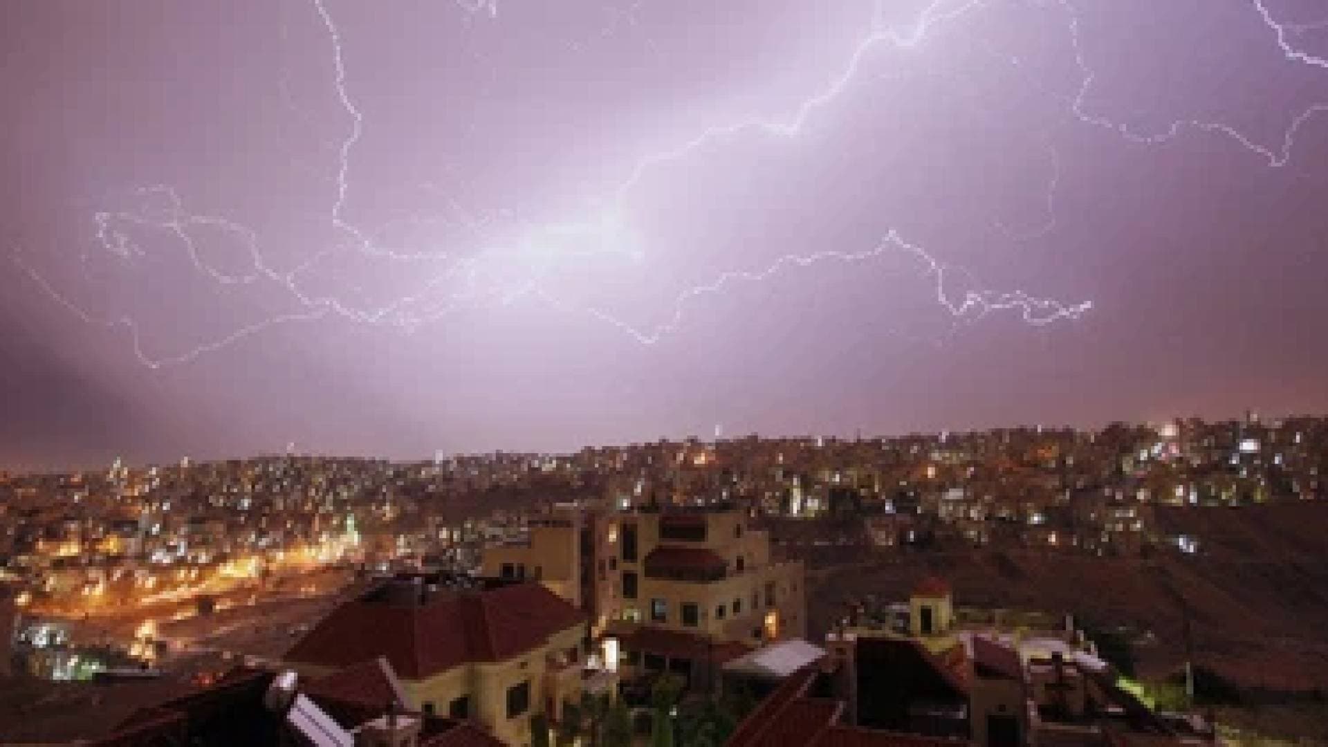 موجة رعدية تقترب من العاصمة والزرقاء.. وتحذيرات من صواعق وسيول