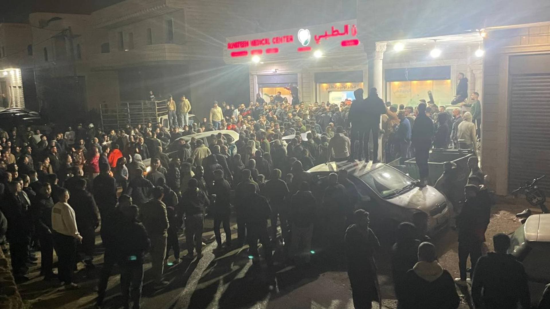الهلال الأحمر الفلسطيني: 3 شهيدات ووقوع إصابات جراء سقوط شظايا صاروخية في "بيت عوا" بالخليل.. فيديو