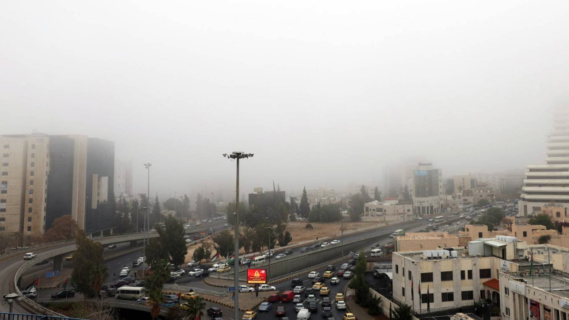 منخفض جوي يسيطر على أجواء الأردن خلال العيد: أمطار غزيرة وتحذيرات من السيول والضباب