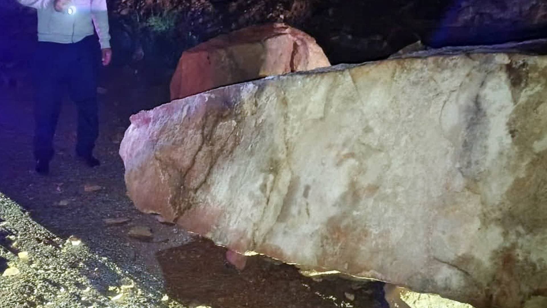 بلدية سويمة تفتح طريق البحر الميت بعد انهيار صخري ناتج عن تساقط الأمطار