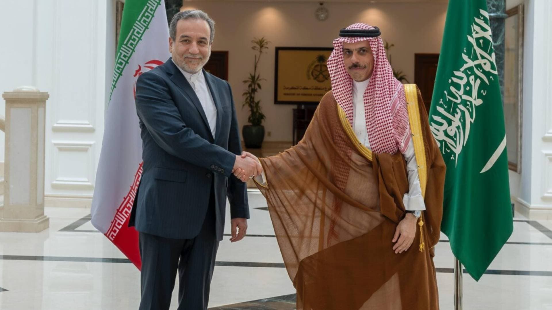 "أول اتصال بينهما منذ الحرب".. وزيرا خارجية السعودية وإيران يبحثان هاتفيا سبل الحد من التوتر في المنطقة