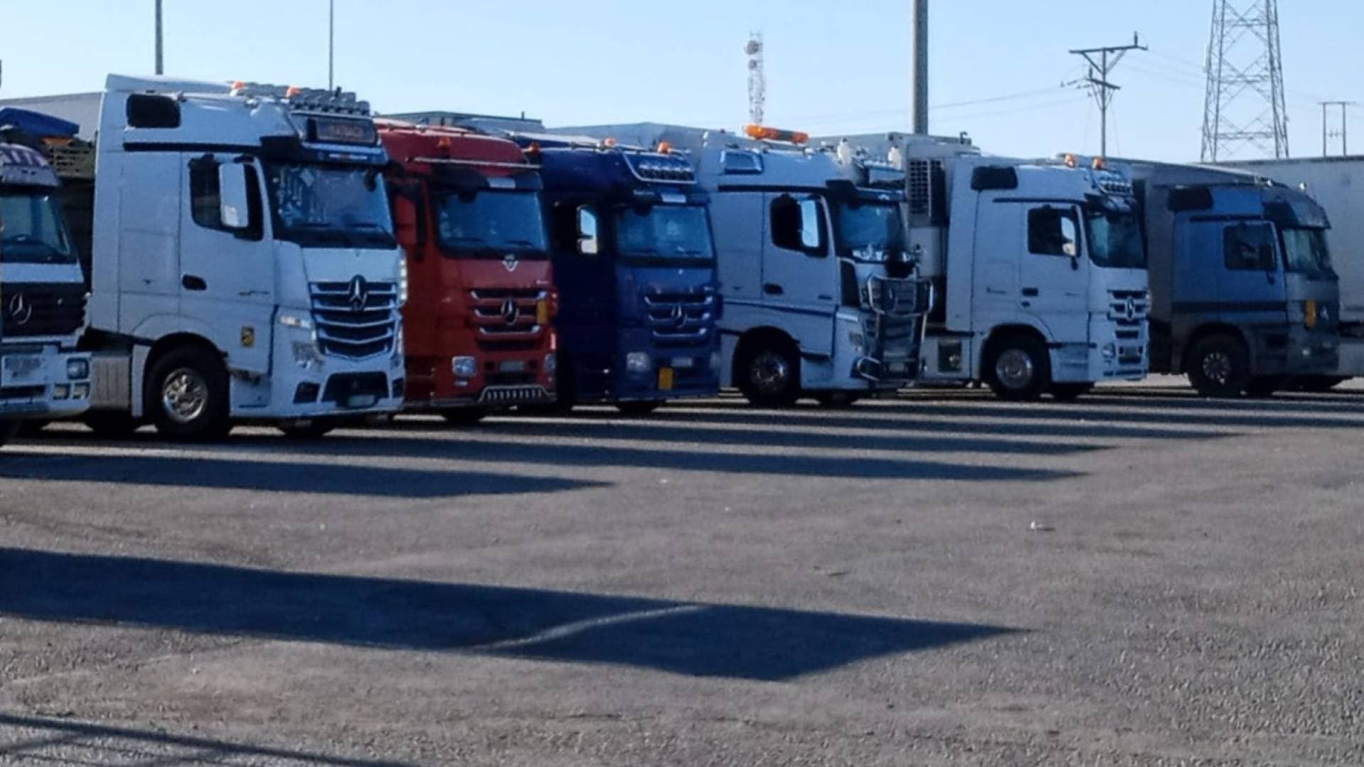 بالفيديو .. عشرات الشاحنات الأردنية عالقة في معبر نصيب وهيئة النقل توضح سبب التأخير