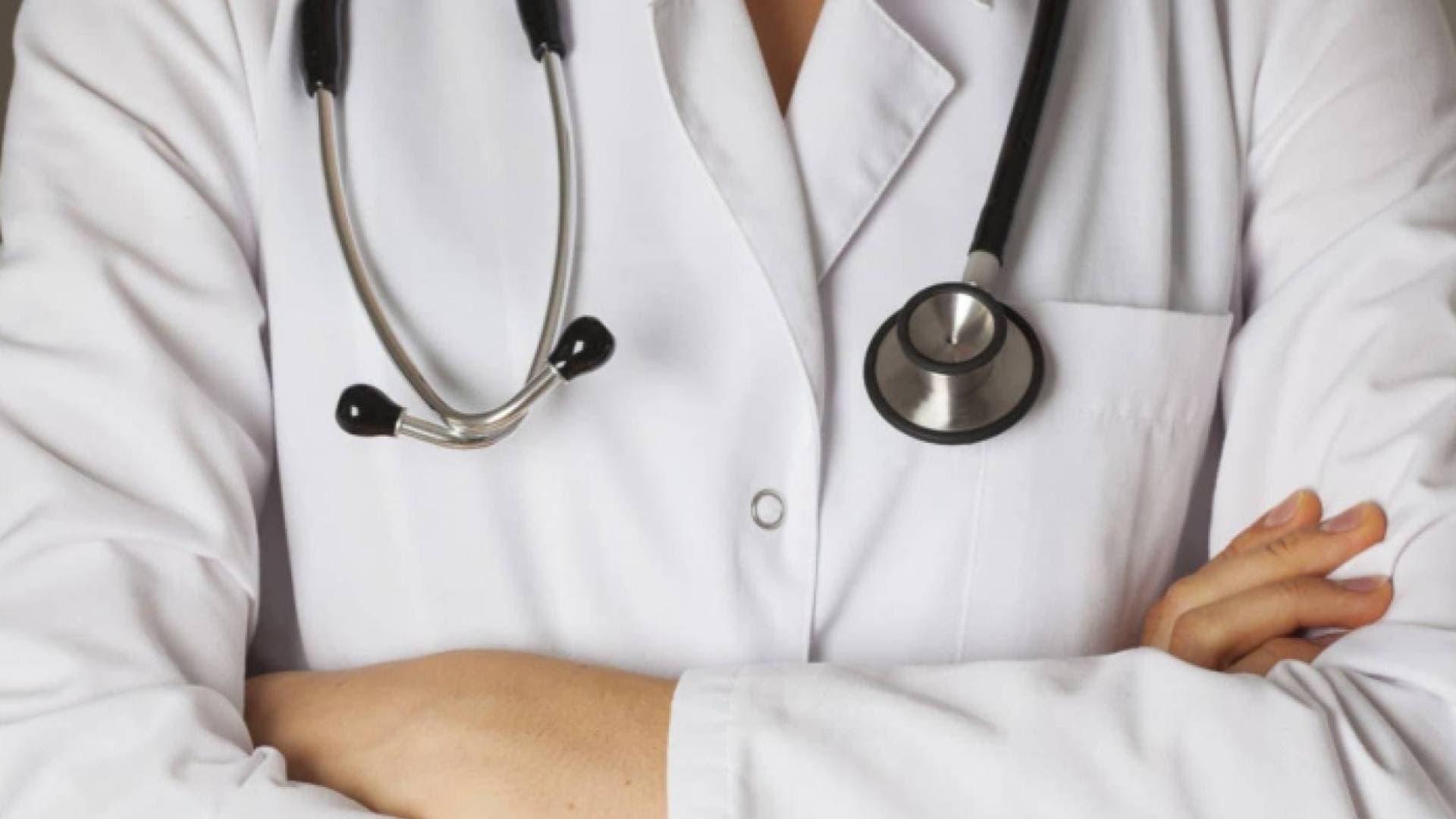 نقيب الأطباء يحذر من "انفجار" في بطالة الخريجين ويؤكد: 75% من أطباء 2025 بلا مقاعد اختصاص