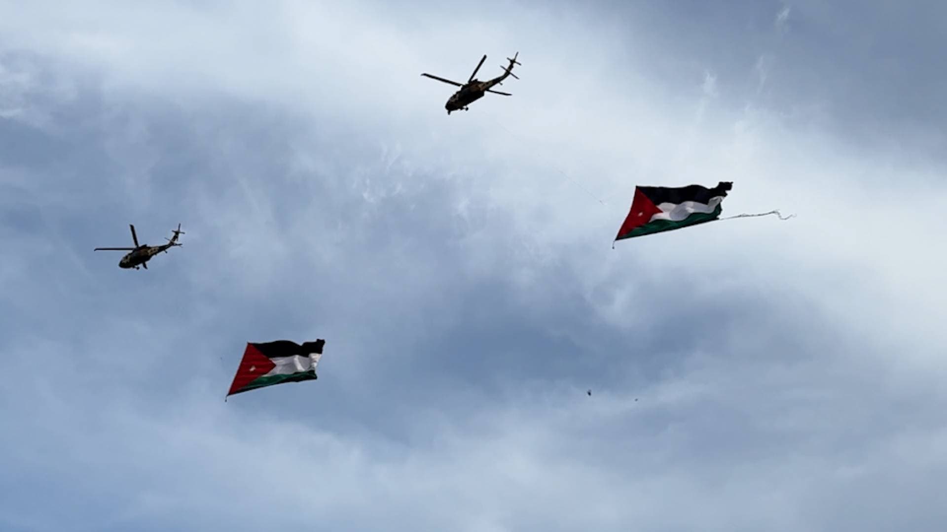 "راية تعانق السحاب".. سلاح الجو الملكي الأردني يزين سماء عمان احتفاء بيوم العلم.. فيديو