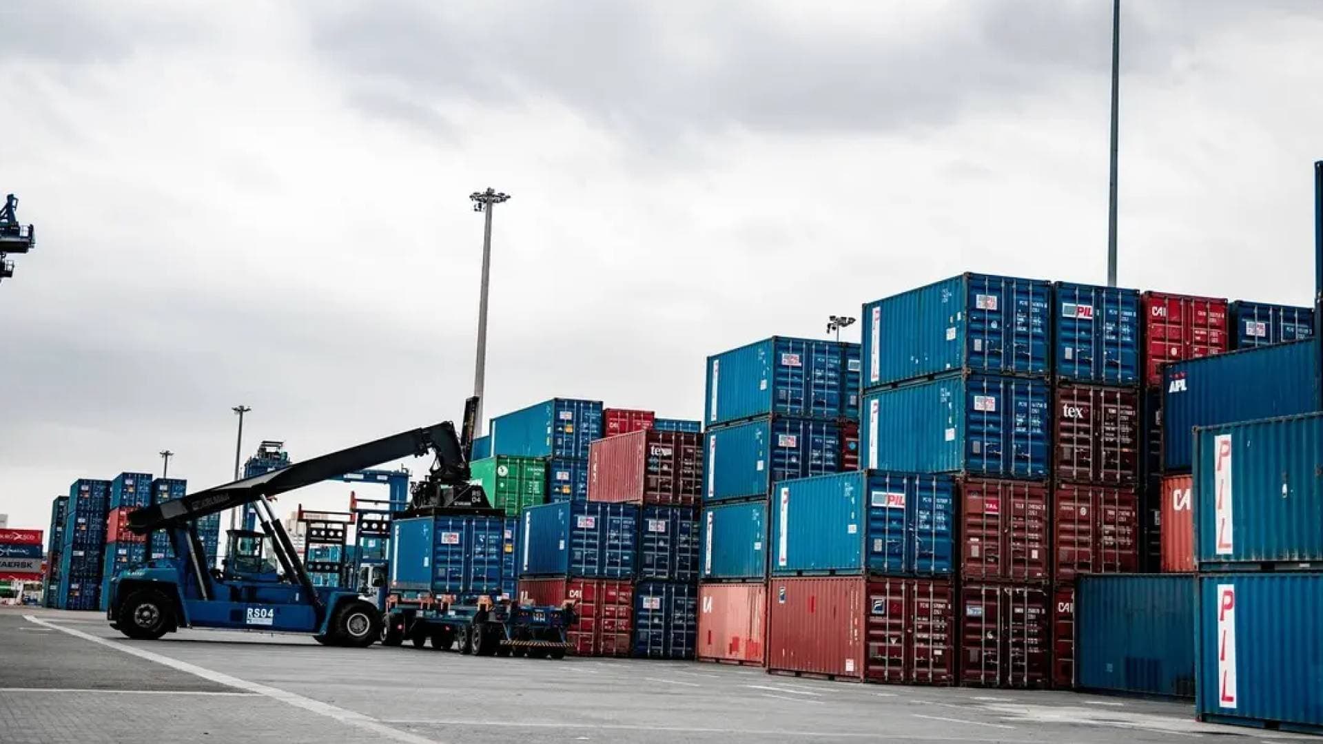 نمو الصادرات الوطنية بنسبة 3% وانخفاض العجز التجاري للأردن في شهرين