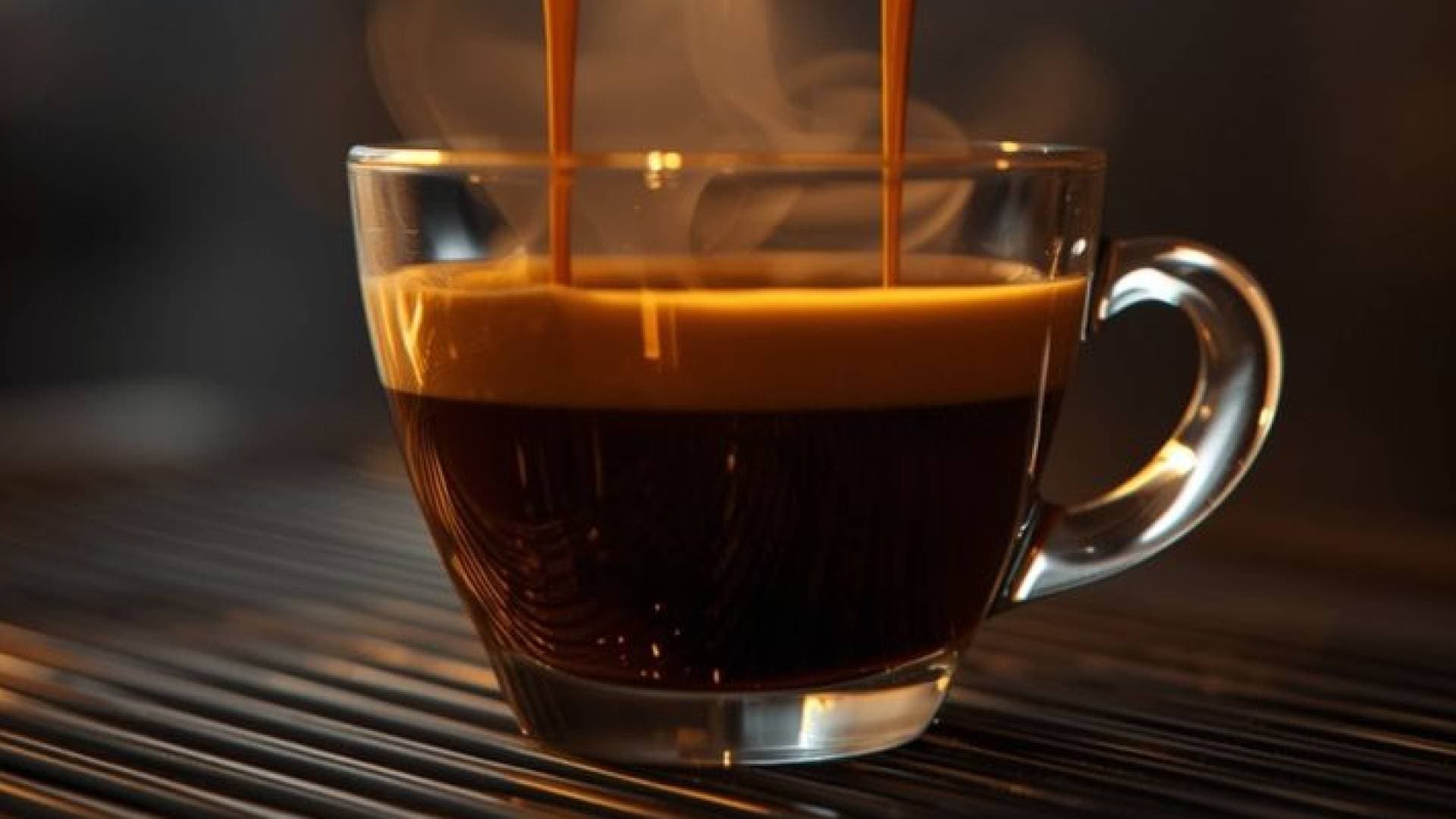 أضرار شرب القهوة على معدة فارغة: لماذا يجب أن تنتظر ساعتين بعد الاستيقاظ؟