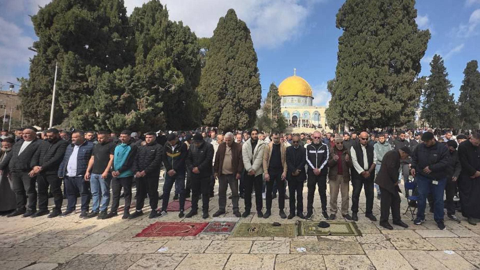 رغم السواتر والحواجز .. عشرات الآلاف يؤدون صلاة الجمعة في "الأقصى"