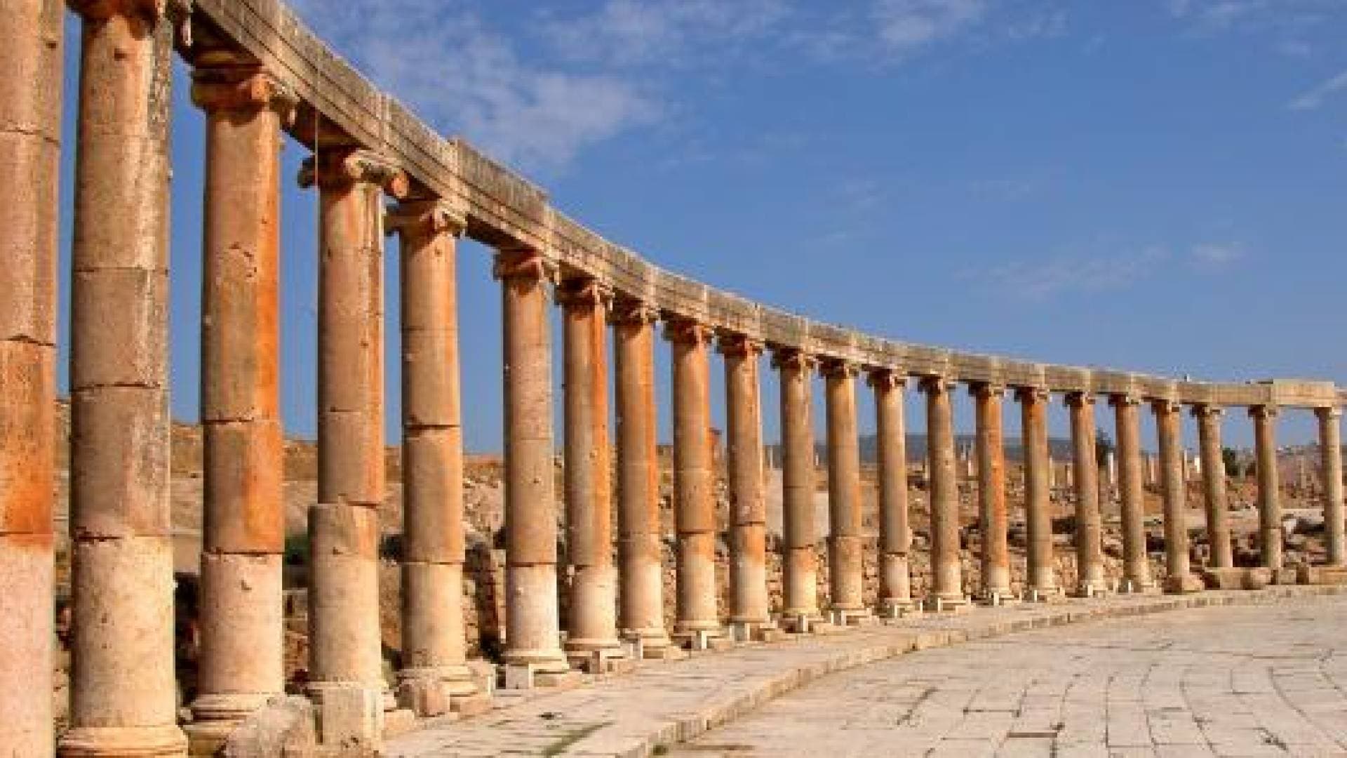 إحصائيات السياحة في الأردن 2026: ارتفاع عدد زوار البترا ووادي رم بنسب تتخطى 100%