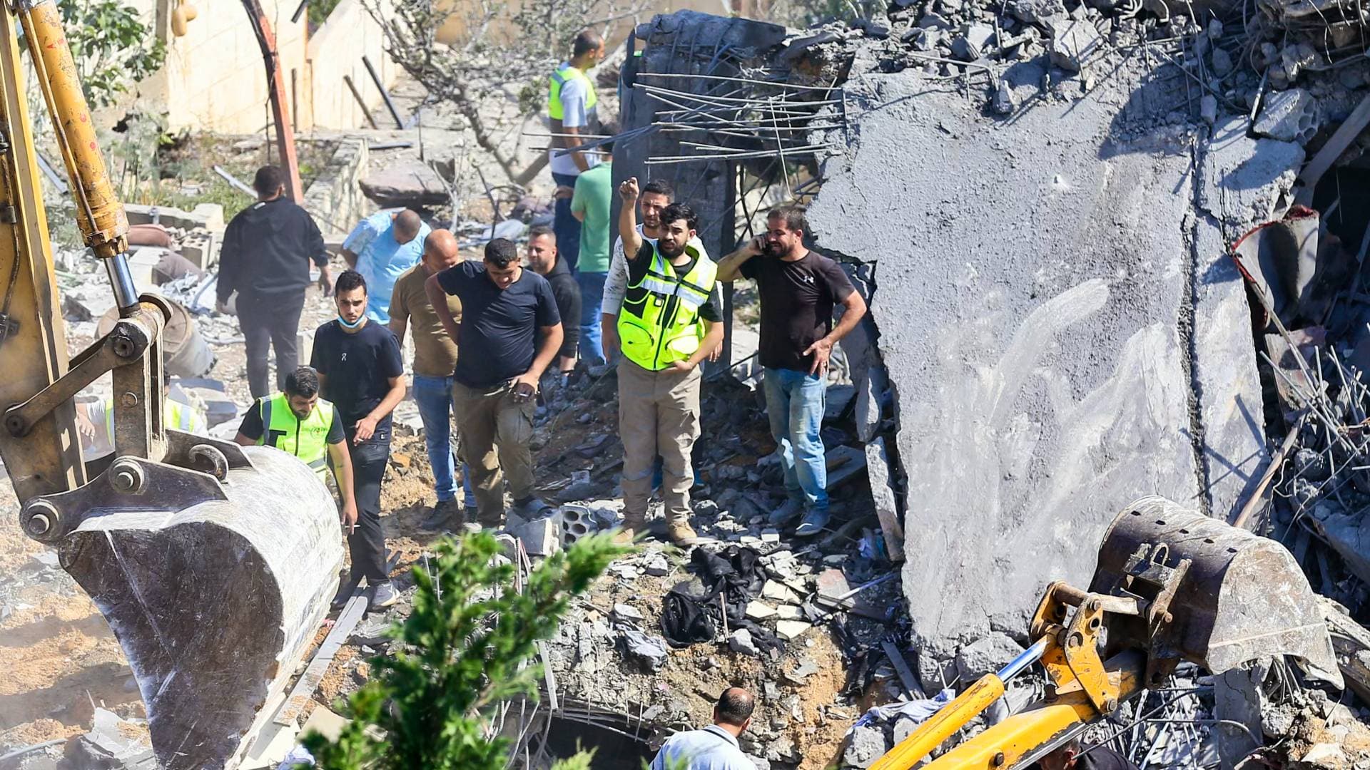 مراسلة "رؤيا": إصابة مسعفين في غارة للاحتلال استهدفت فرق الدفاع المدني ببلدة تول في لبنان