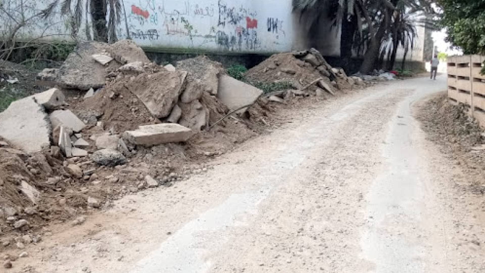 بالفيديو.. "من هنا نبدأ" يتابع قضية شارع متهالك في إربد.. والبلدية تكشف شروطا لتعبيد الشوارع الخارجة عن التنظيم