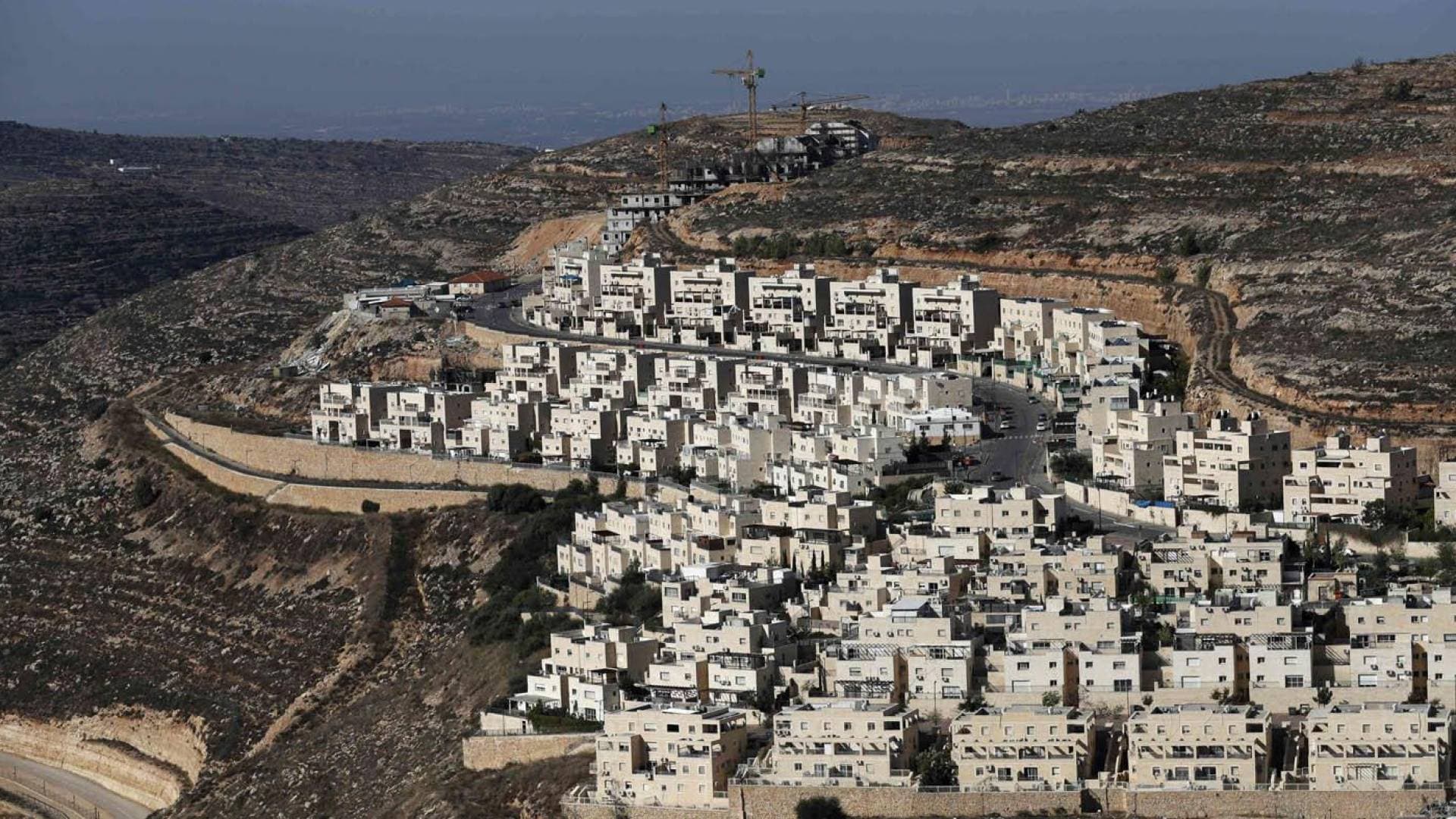 إعلام عبري: انفجارات في الجليل عقب إطلاق صافرات الإنذار فيها