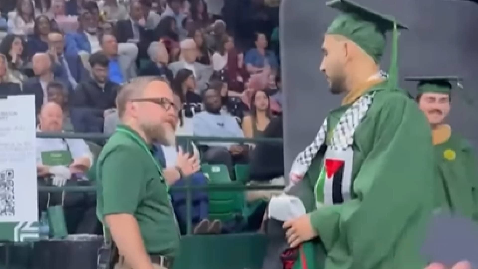 جامعة أمريكية تطرد خريجين من حفل تخرجهم رفعوا العلم الفلسطيني