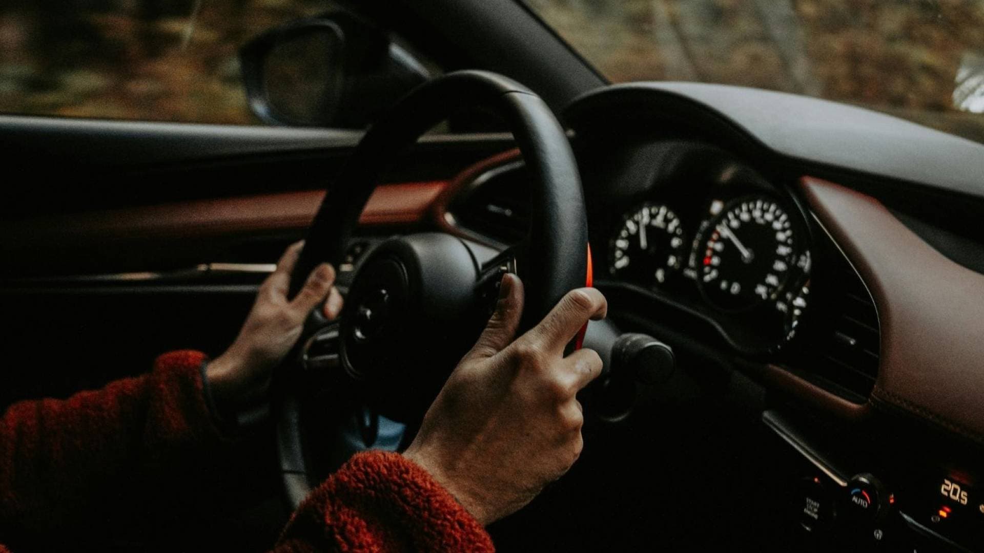 فيديو يوثق قطع مركبة للإشارة الحمراء بجانب محطة "الباص السريع" في وسط البلد