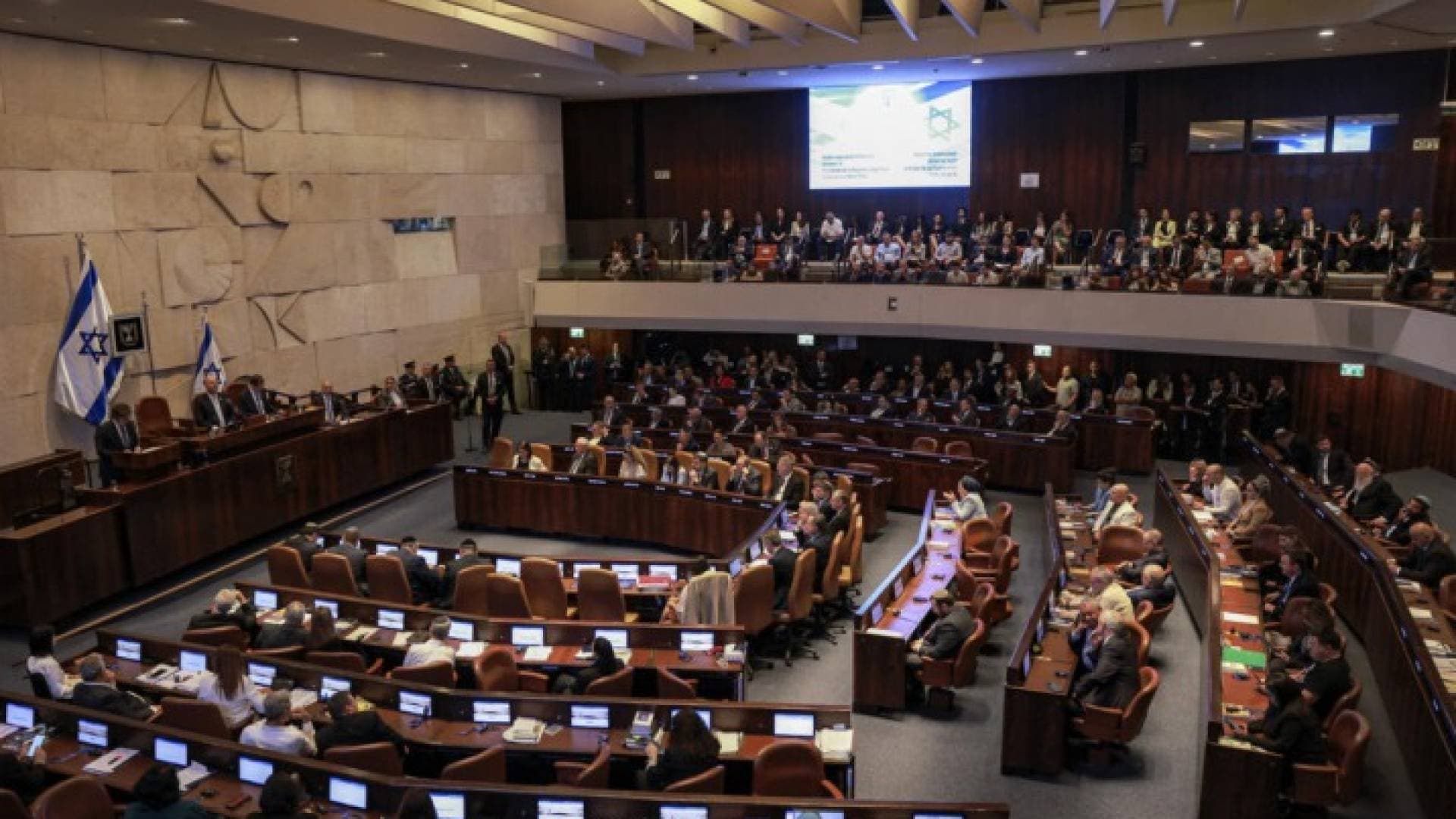 زلزال سياسي في تل أبيب: الكنيست يصادق بالإجماع على حل نفسه في غياب نتنياهو