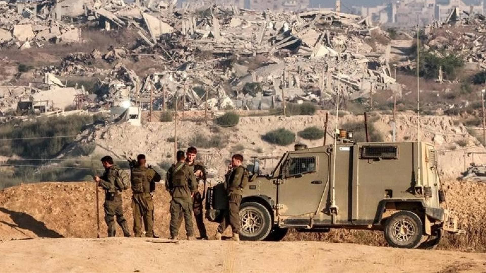 جيش الاحتلال يعلن استهداف فلسطيني شمال قطاع غزة بزعم تجاوزه "الخط الأصفر"