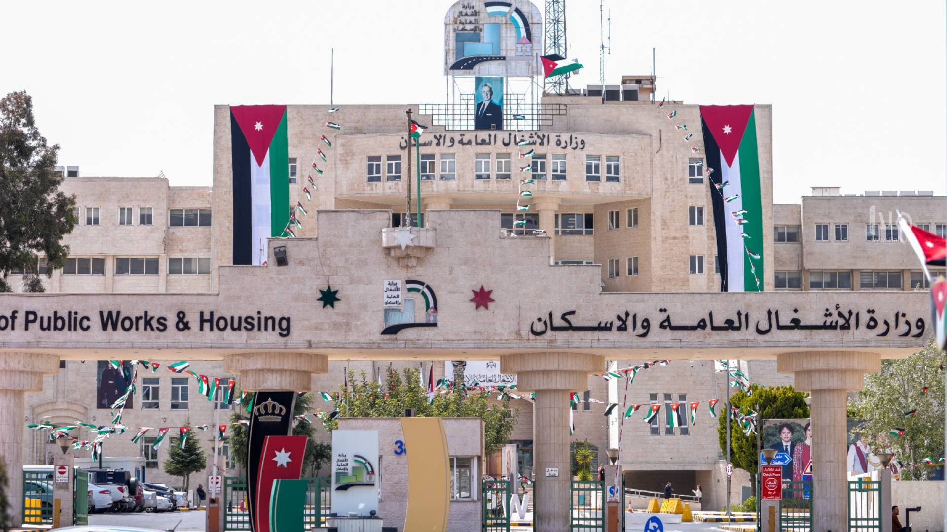 الأشغال تعلن إغلاق طريق عمان - السلط مؤقتا لفك جسر المشاة القديم