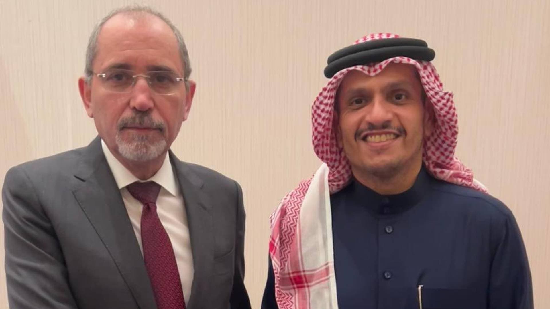 الصفدي ونظيره القطري يؤكدان دعم جهود الوساطة لخفض التصعيد بالمنطقة