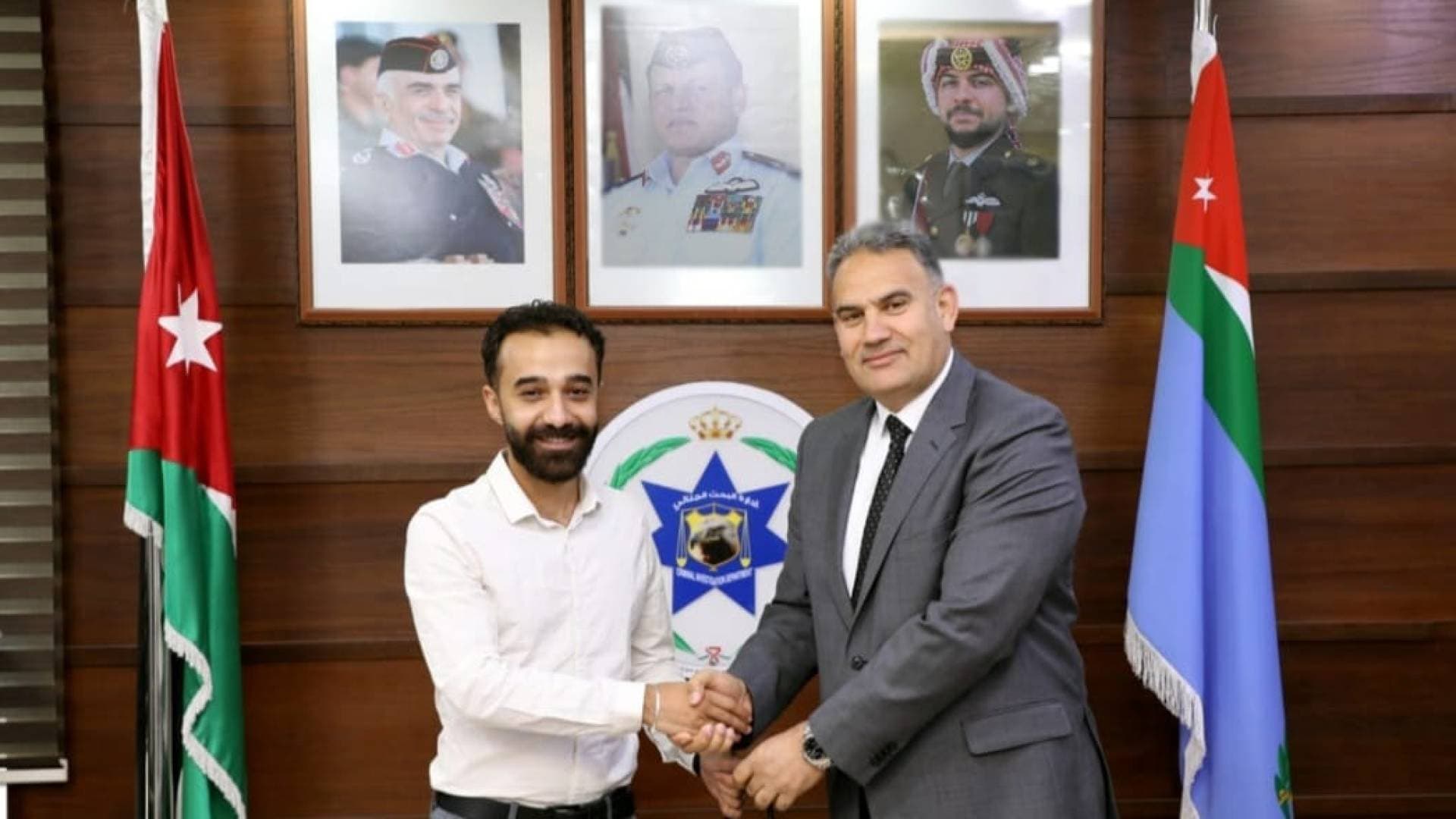 نموذج مشرف في النزاهة.. البحث الجنائي يكرم مواطنا لأمانته بعد عثوره على ذهب