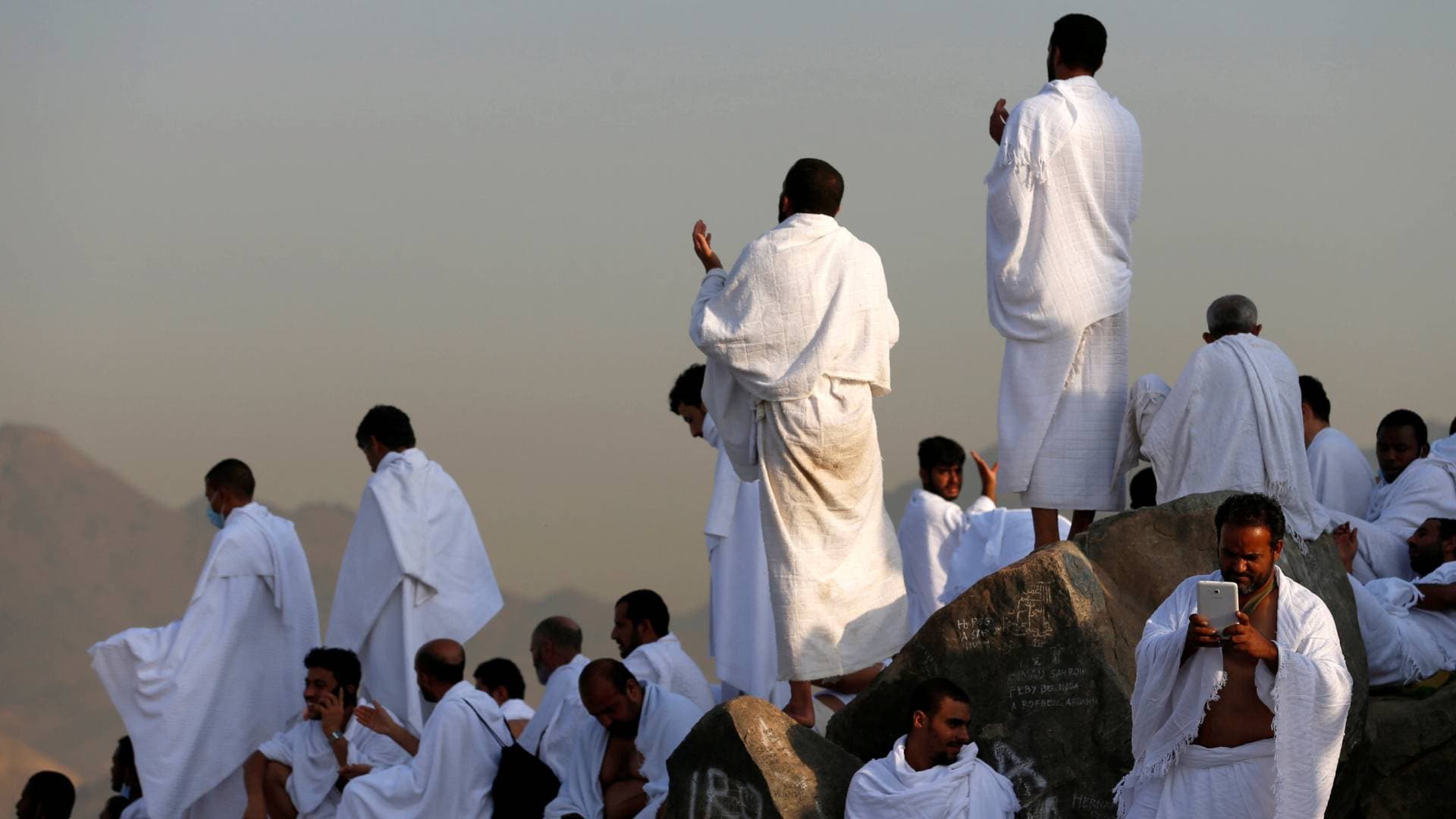 حجاج بيت الله الحرام يتوافدون إلى مشعر منى لقضاء يوم التروية وبدء مناسك الحج