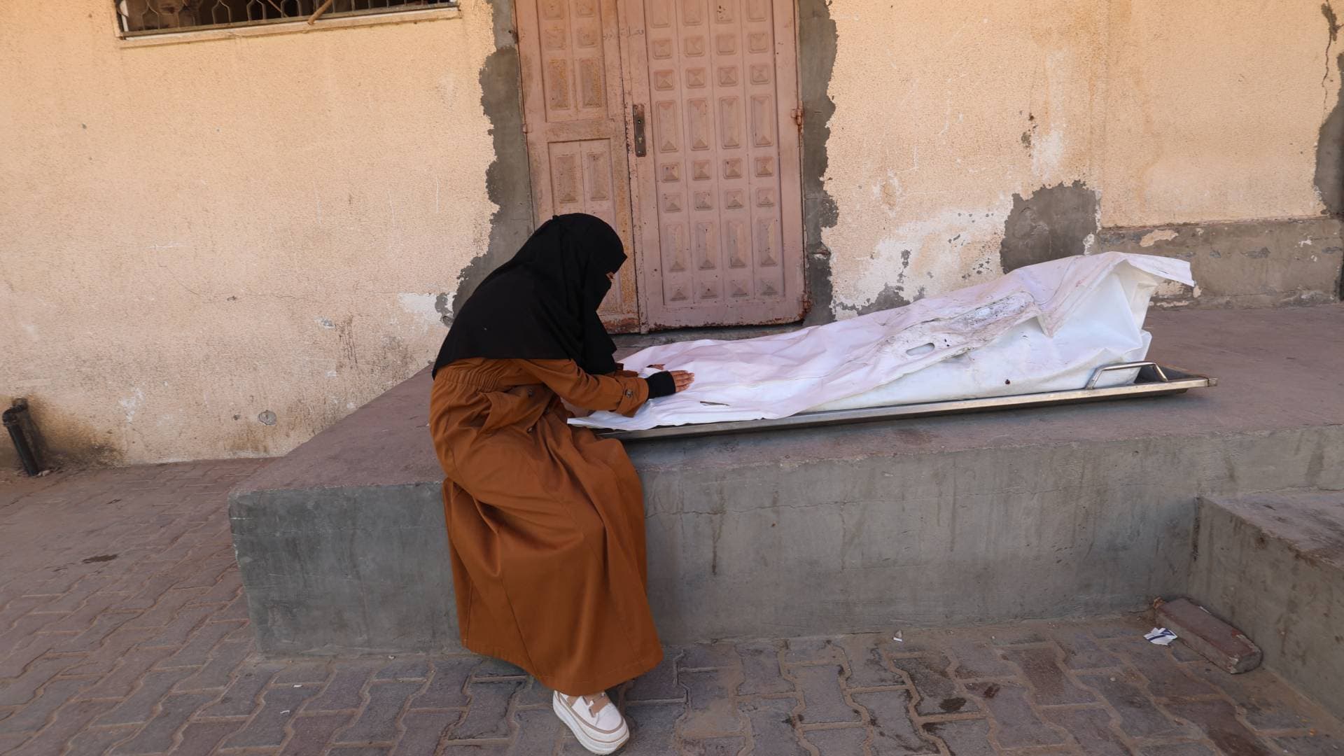 مصادر فلسطينية: استشهاد طفلة متأثرة بجراحها إثر قصف الاحتلال لمواصي خان يونس