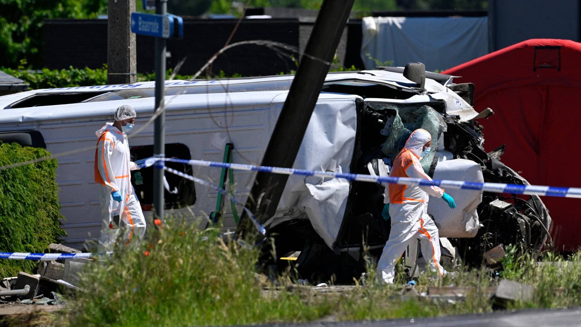 قتلى وجرحى في حادث تصادم مروع بين حافلة مدرسية وقطار شمالي بلجيكا