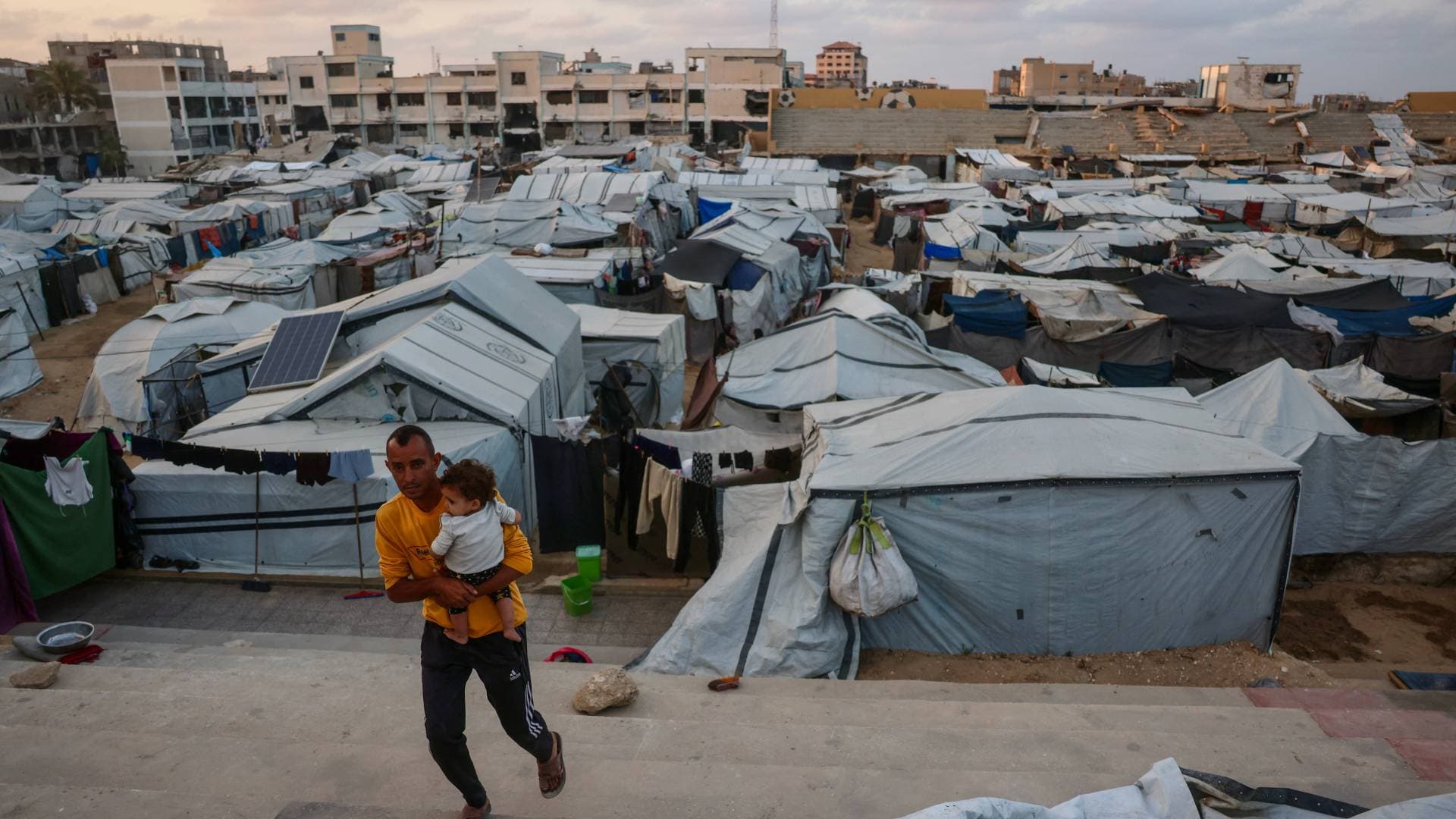 إعلام فلسطيني: 3 شهداء وعشرات الجرحى في قصف لجيش الاحتلال استهدف حي الرمال غربي غزة