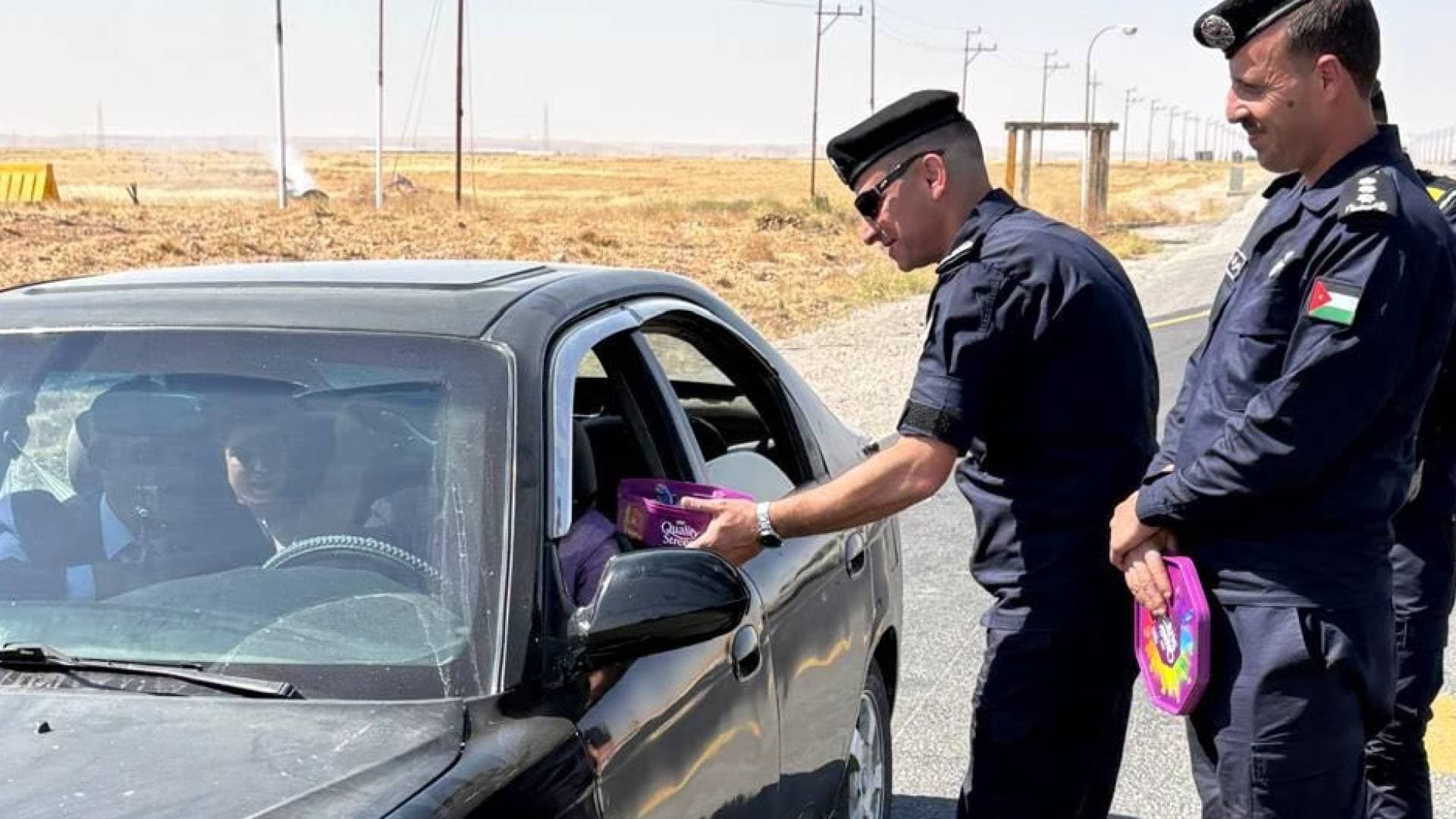 الدوريات الخارجية تنفذ مبادرة أمنية مجتمعية وتوزع المعايدات على مستخدمي الطرق