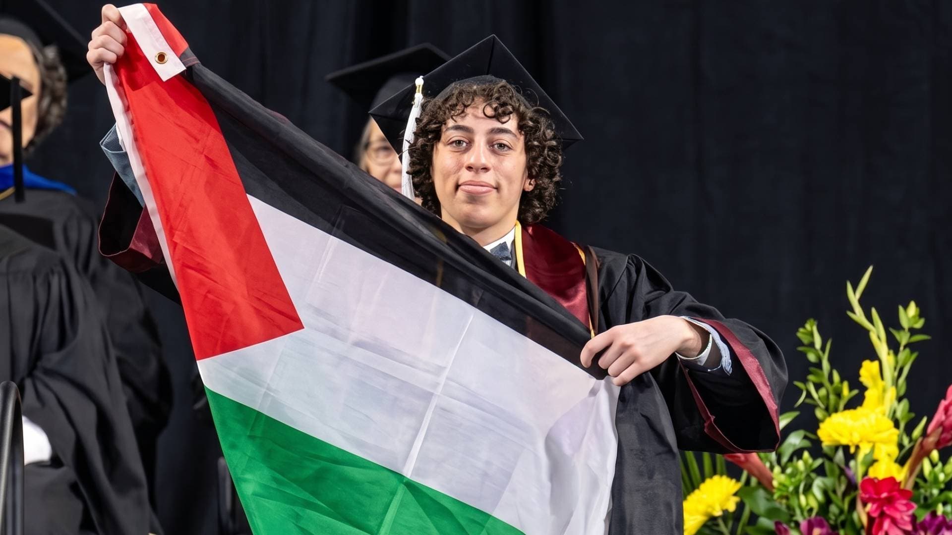 خريج في جامعة مينيسوتا يرفع العلم الفلسطيني على منصة التخرج أمام آلاف الحاضرين