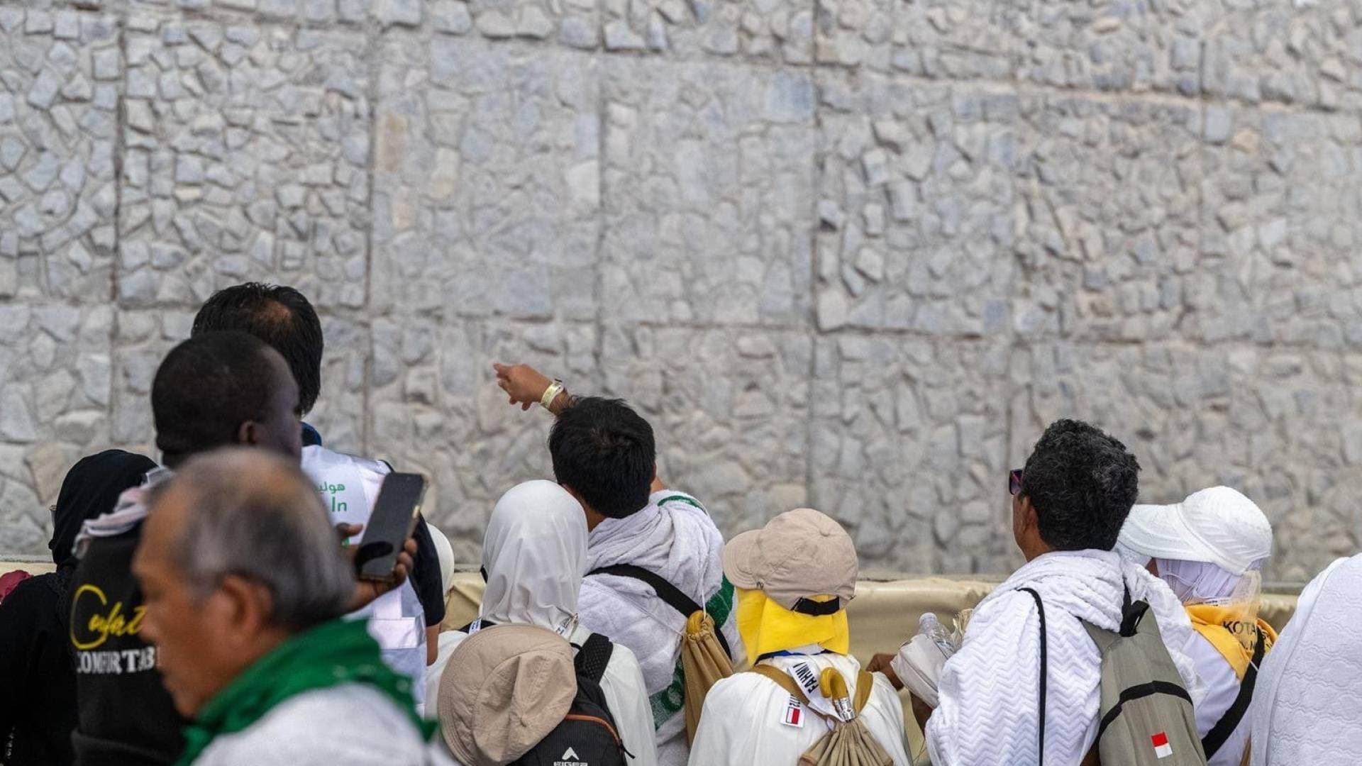 ضيوف الرحمن يواصلون رمي الجمرات في منى وسط جاهزية لوجستية لإدارة تفويج المتعجلين