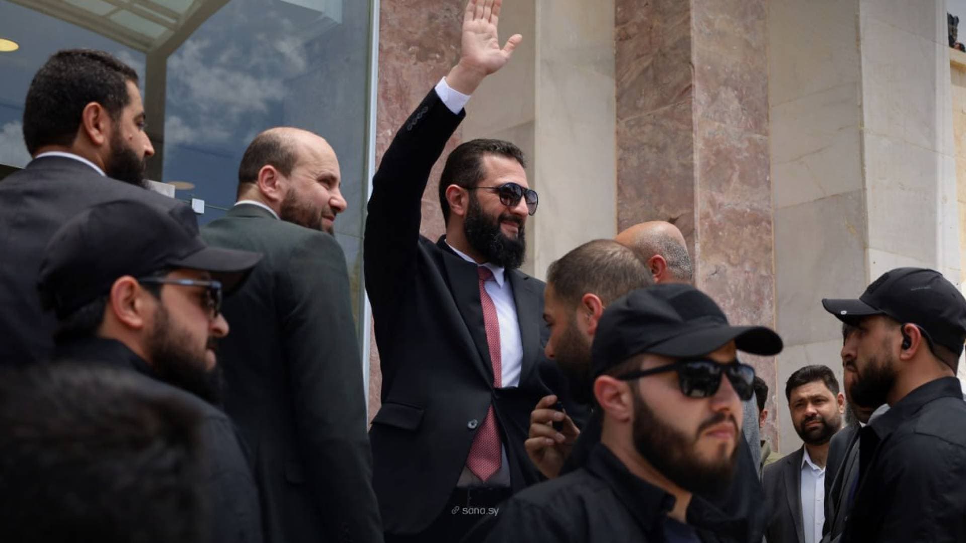 الرئيس السوري أحمد الشرع يصل إلى دير الزور لمتابعة أزمة فيضانات نهر الفرات.. فيديو