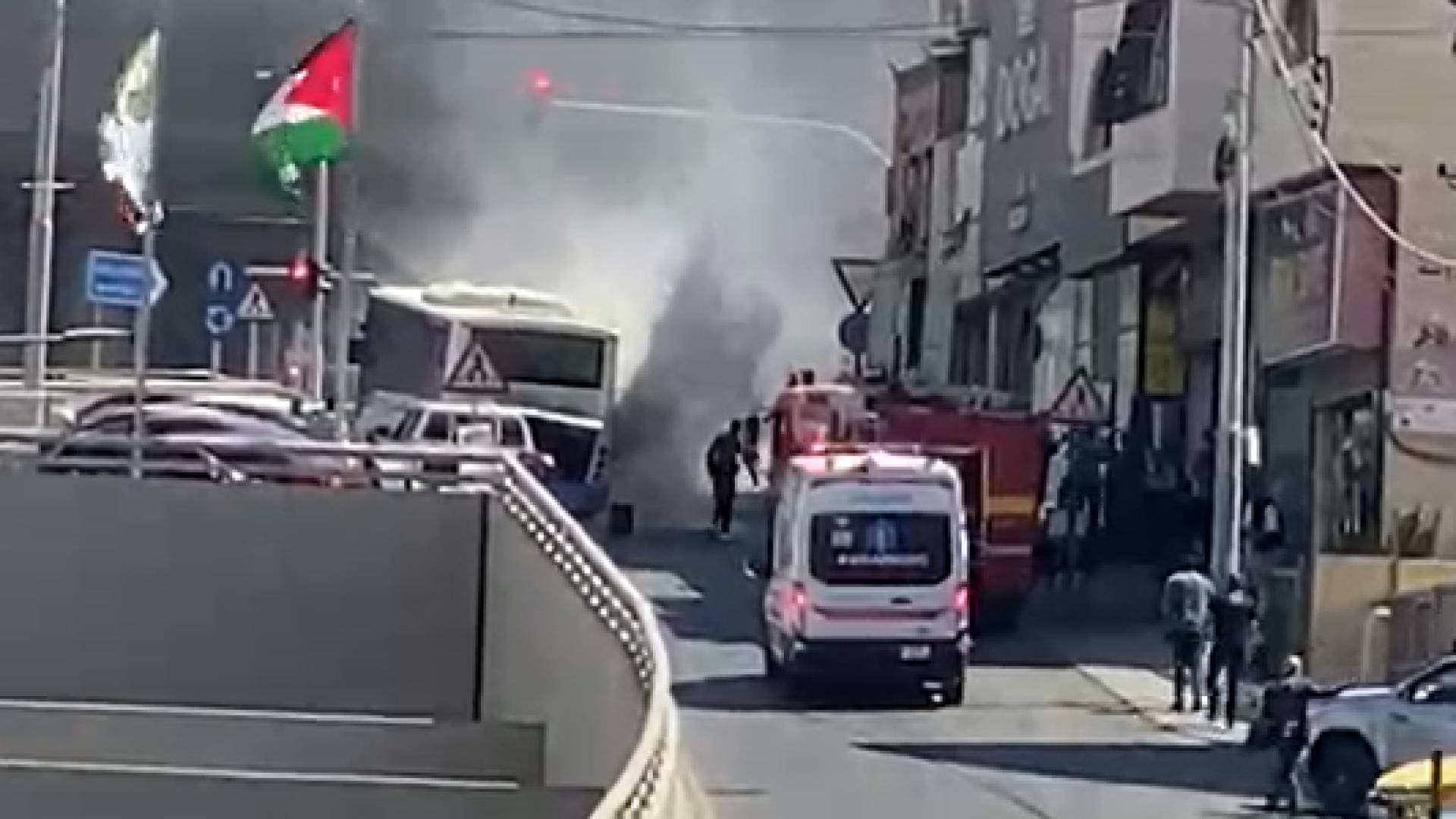 الدفاع المدني يسيطر على حريق حافلة نقل عام عند إشارة طبربور في عمان.. فيديو