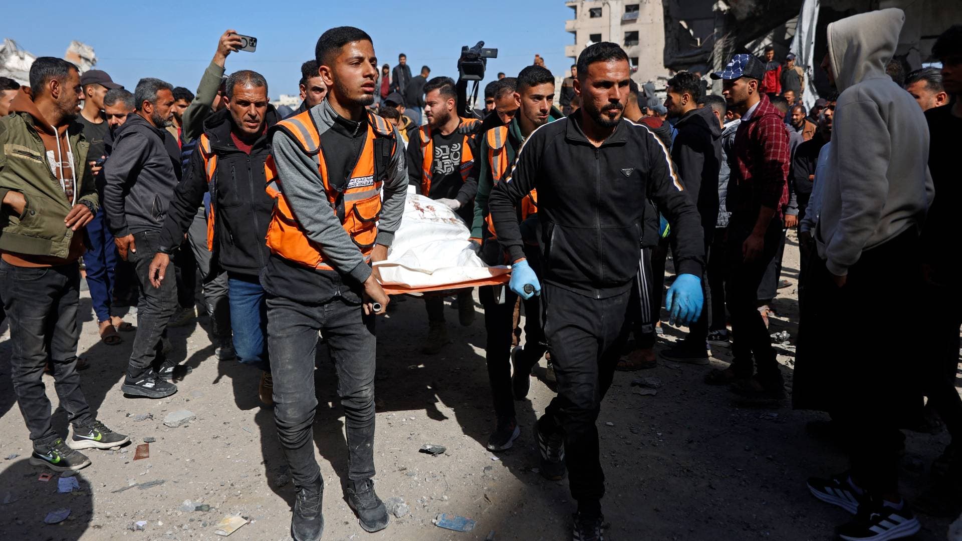 مصادر طبية فلسطينية: 6 شهداء وجرحى في غارة للاحتلال استهدفت خيام نازحين بحي الرمال في غزة