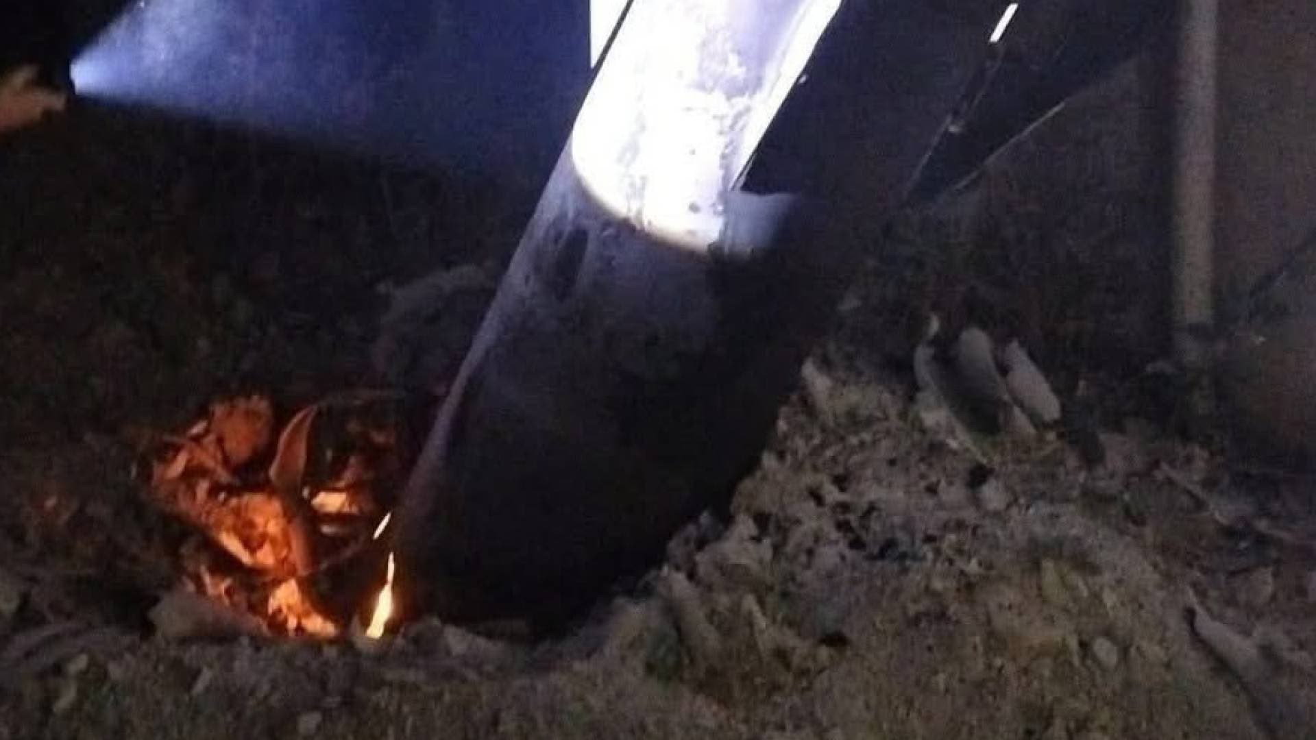 مراسل "رؤيا": سقوط شظايا مقذوف صاروخي في بلدة "الذنيبة" بلواء الرمثا - فيديو