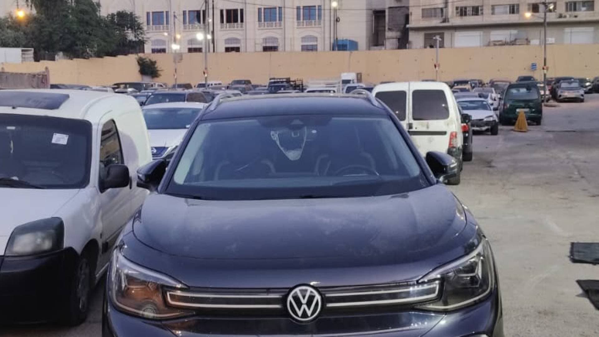 بعد نشر "رؤيا".. الأمن العام يعلن ضبط المركبة وسائقها وحجزها داخل ساحة إدارة السير
