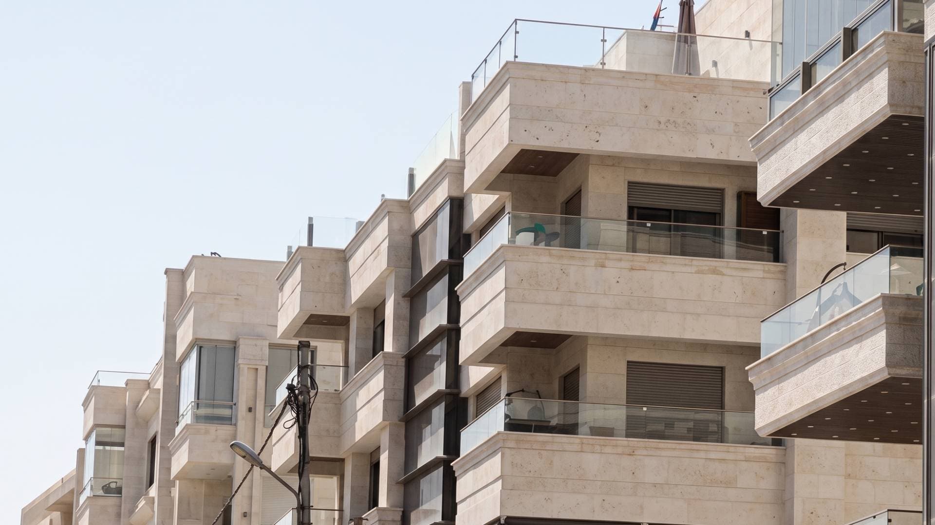 بمتابعة "من هنا نبدأ".. فراغ تشريعي وفوضى أسعار في سوق الشقق المفروشة.. فيديو