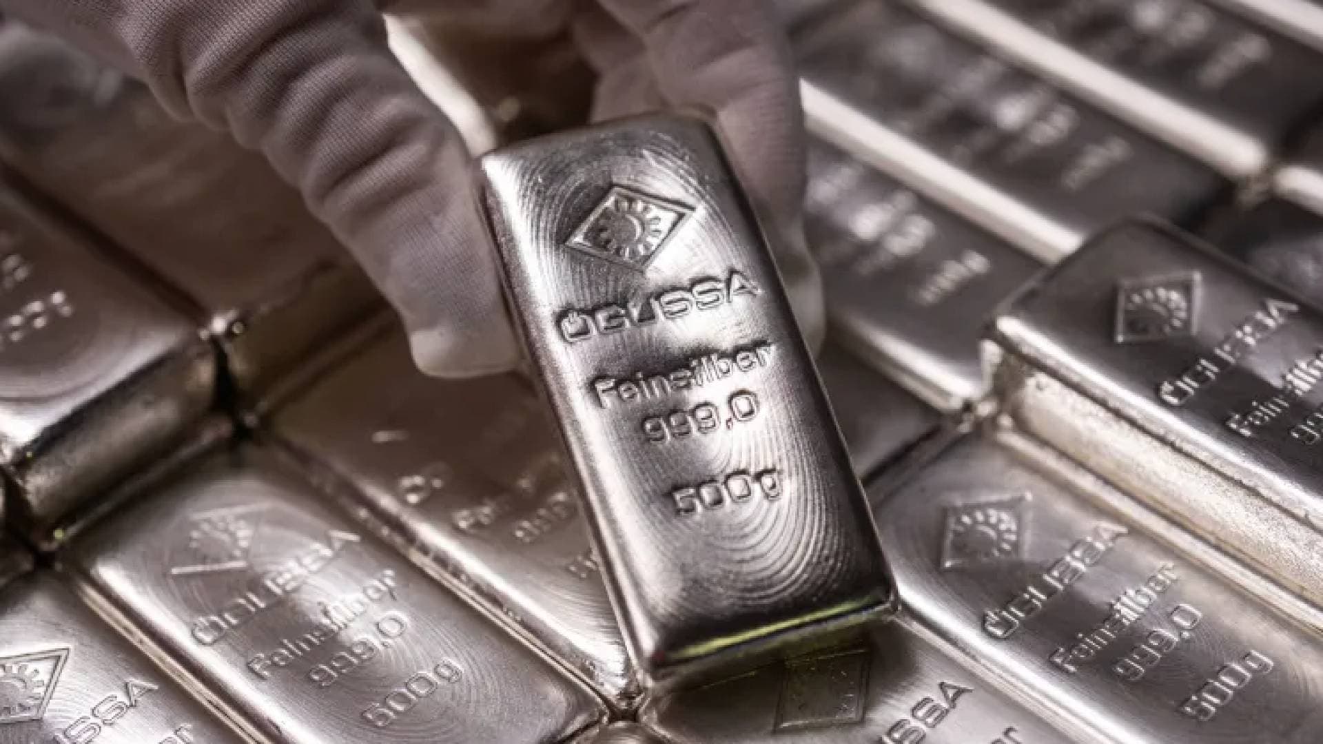 الفضة تختبر مستويات 69.9 دولارا وسط هدوء فني