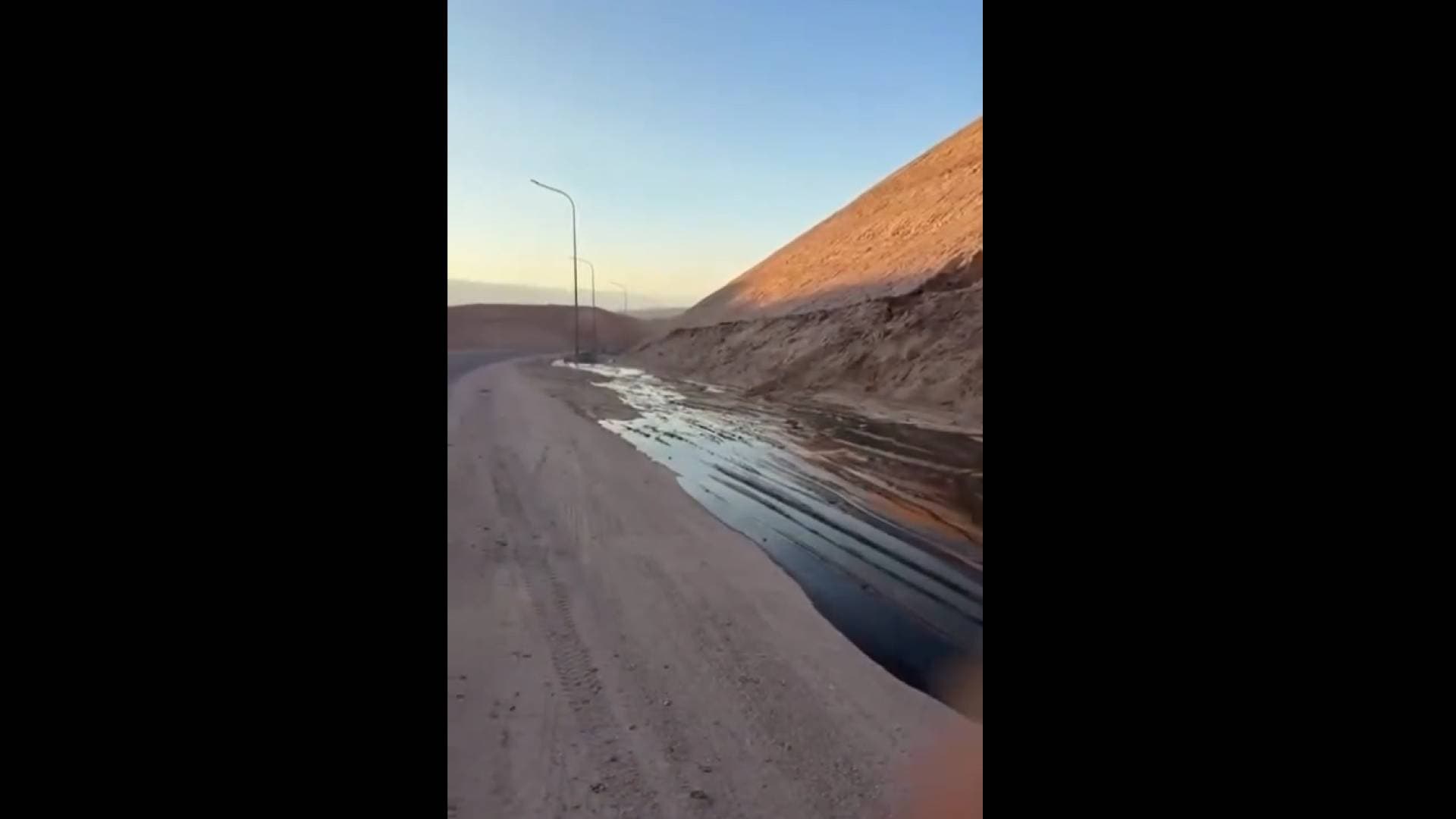 بالفيديو.. مادة سائلة في جبال العقبة تثير تكهنات بوجود النفط.. ومطالبات بتوضيح رسمي
