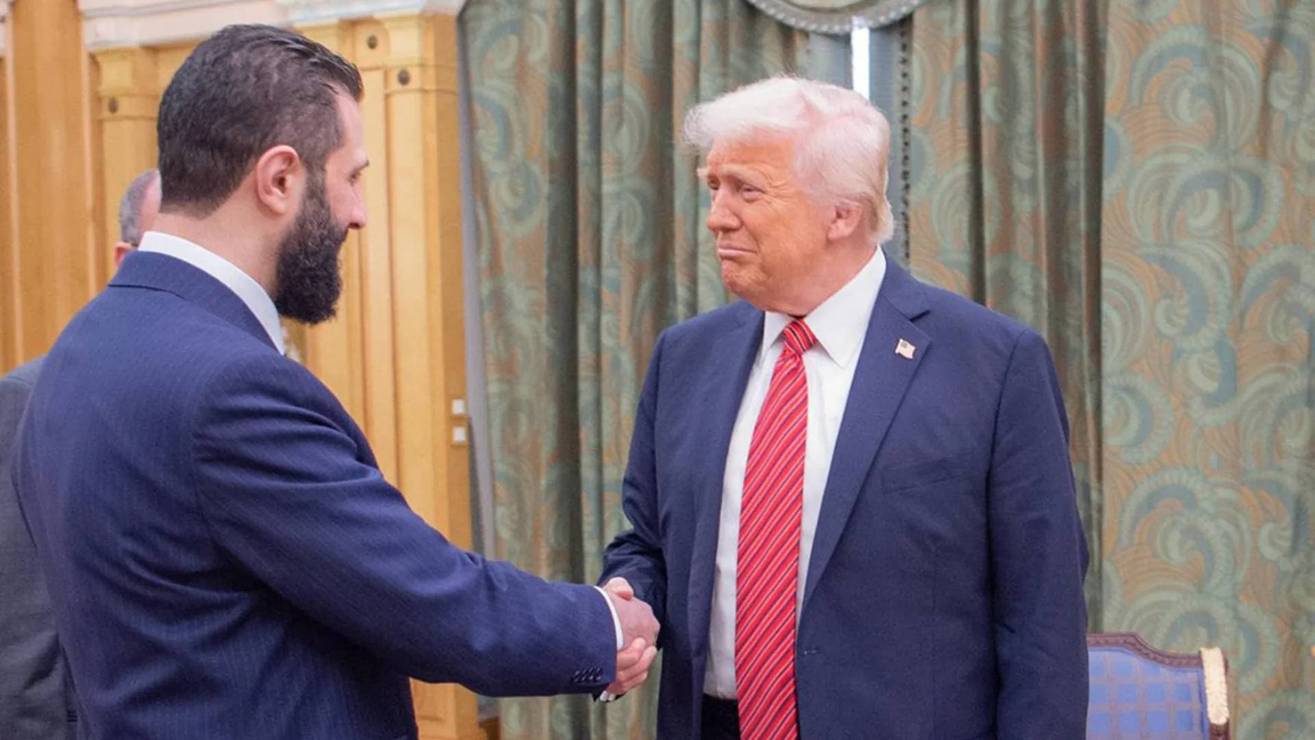 ترمب يكشف كواليس دعم "أحمد الشرع" ويقترح إسناد ملف حزب الله للدولة السورية