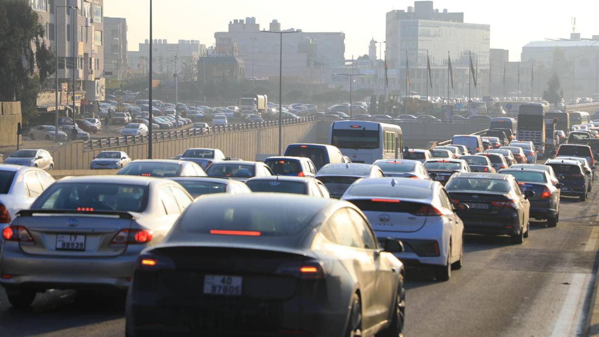 حركة مرورية كثيفة وازدحامات في عمان مع بدء الدوام المتأخر بعد مباراة النشامى في كأس العالم
