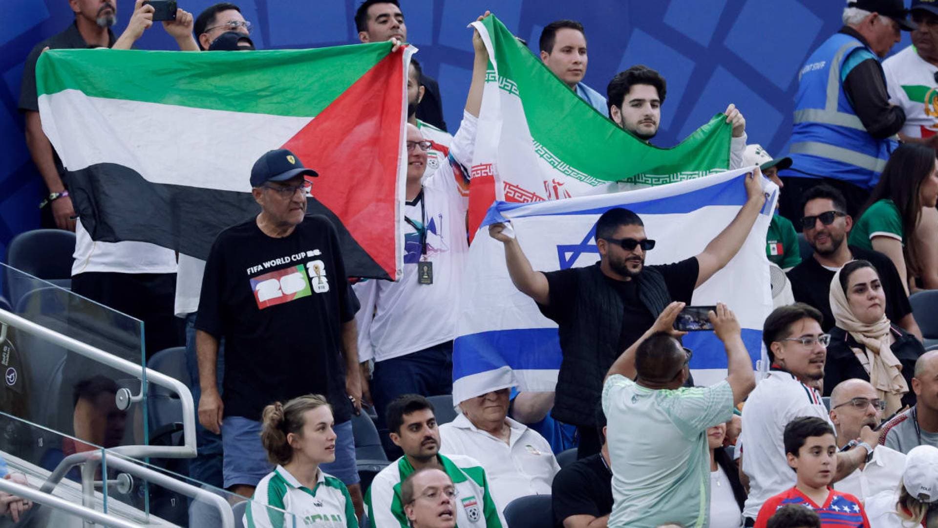 إعلام عبري: إجبار مشجع على إنزال علم الاحتلال في مباراة لإيران بكأس العالم مع إبقاء العلم الفلسطيني
