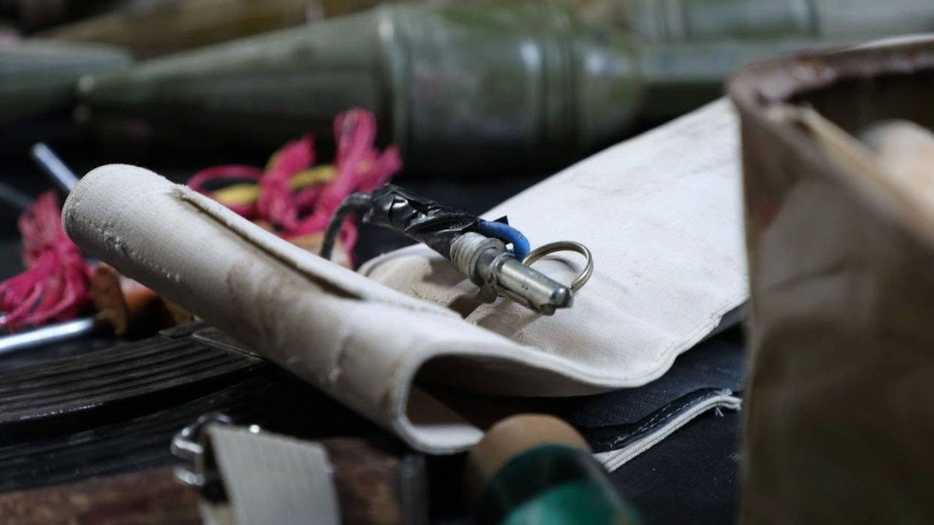 من بينها ذخائر وأحزمة ناسفة.. حصيلة ما وجدته الداخلية السورية مع أكرم الحمد - تفاصيل