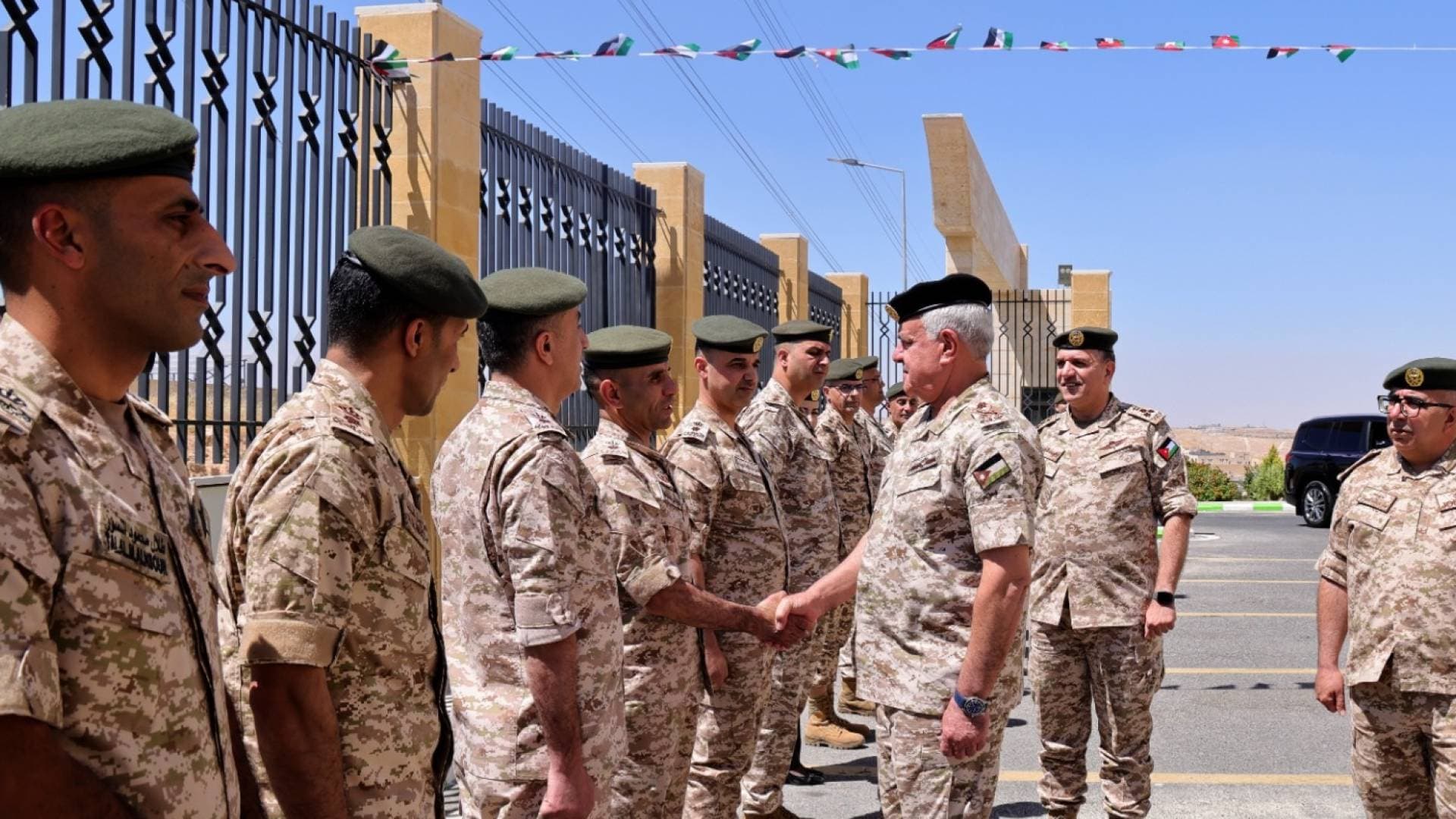 اللواء الركن الحنيطي يزور مديرية المشتريات الدفاعية ويدشن المرحلة الأولى من برنامج الشراء الإلكتروني العسكري