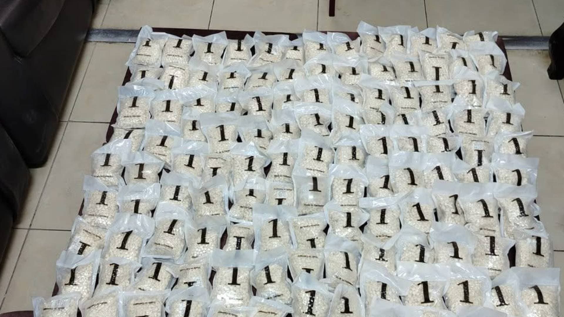 إدارة مكافحة المخدرات تحبط تهريب كوكايين سائل عبر المطار و150 ألف حبة بحدود جابر