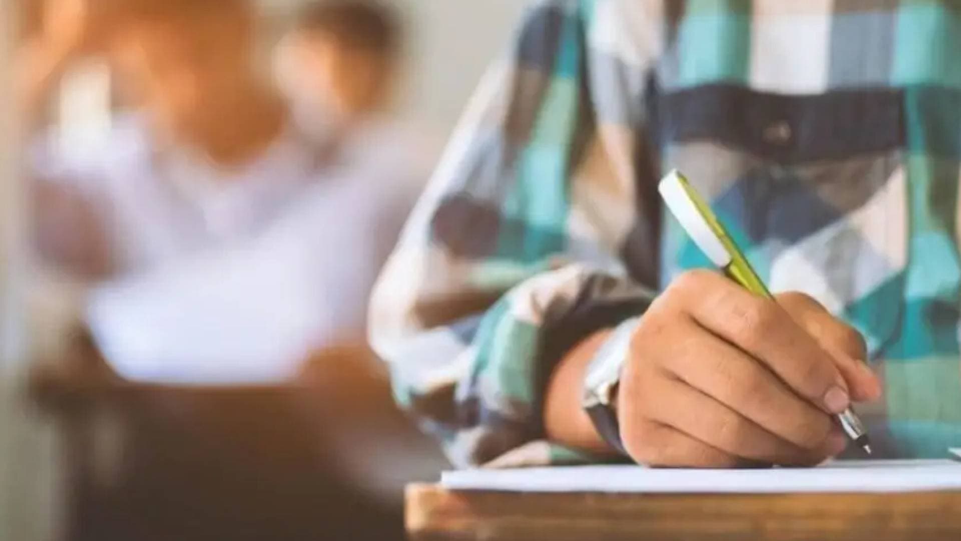 شحادة: 126 ألف طالب يتوجهون لقاعات الامتحان والوزارة استنفرت لتأمين كافة سبل الراحة للطلبة - فيديو