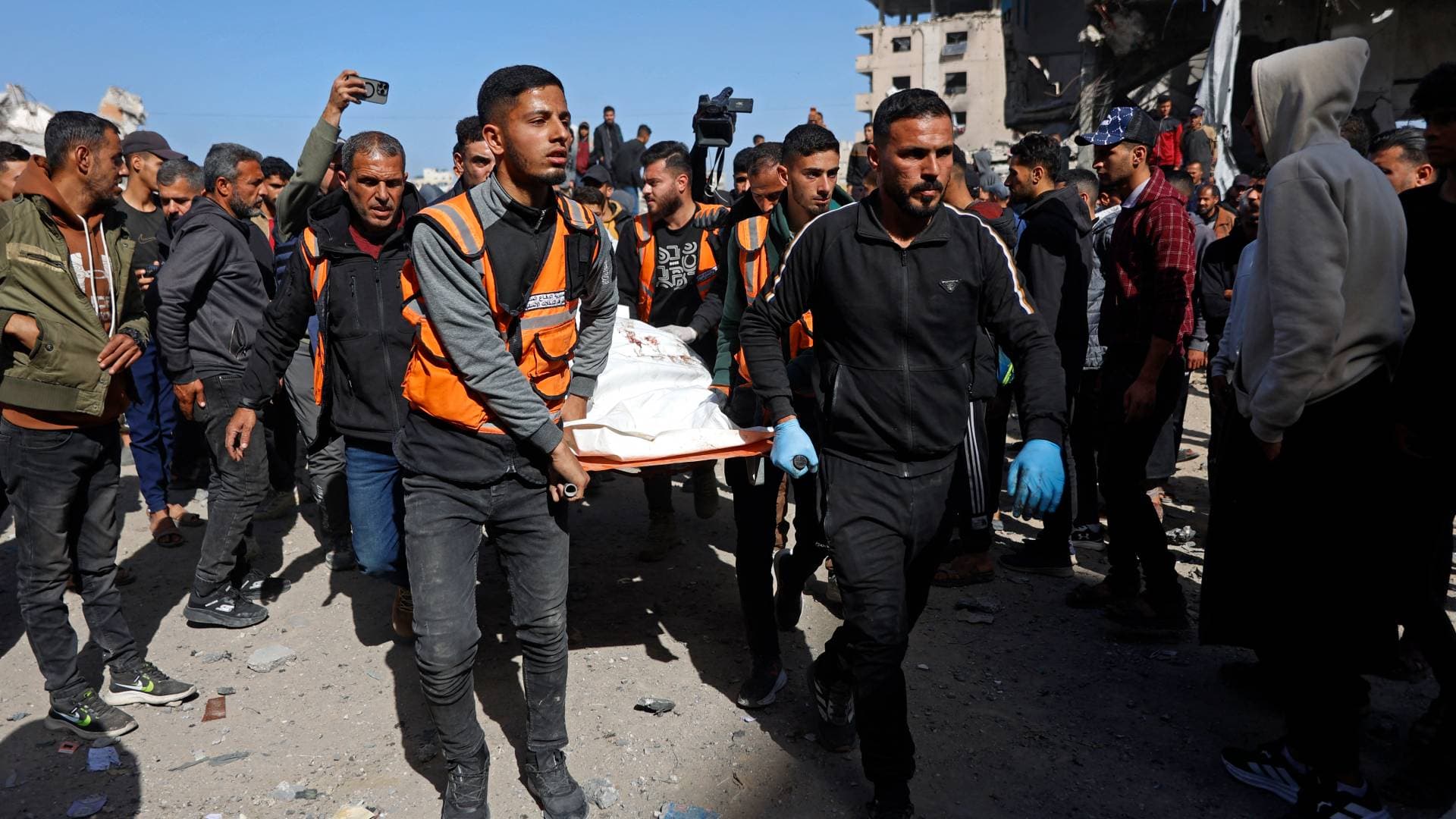 3 شهداء وإصابات جراء قصف مسيرة للاحتلال لمركبة وسط قطاع غزة