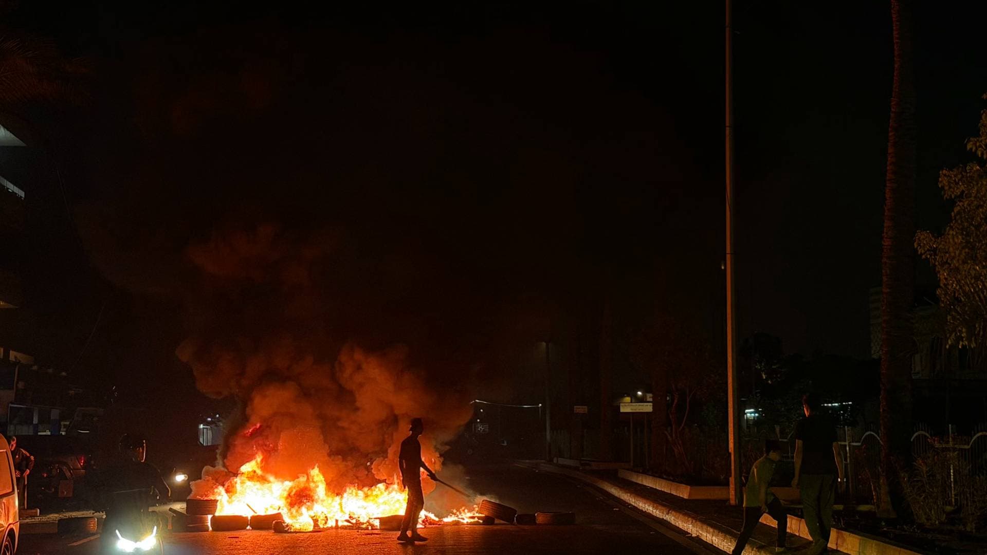 مسيرات ليلية في بيروت.. أنصار حزب الله يحتجون على اتفاق الإطار مع الاحتلال -فيديو