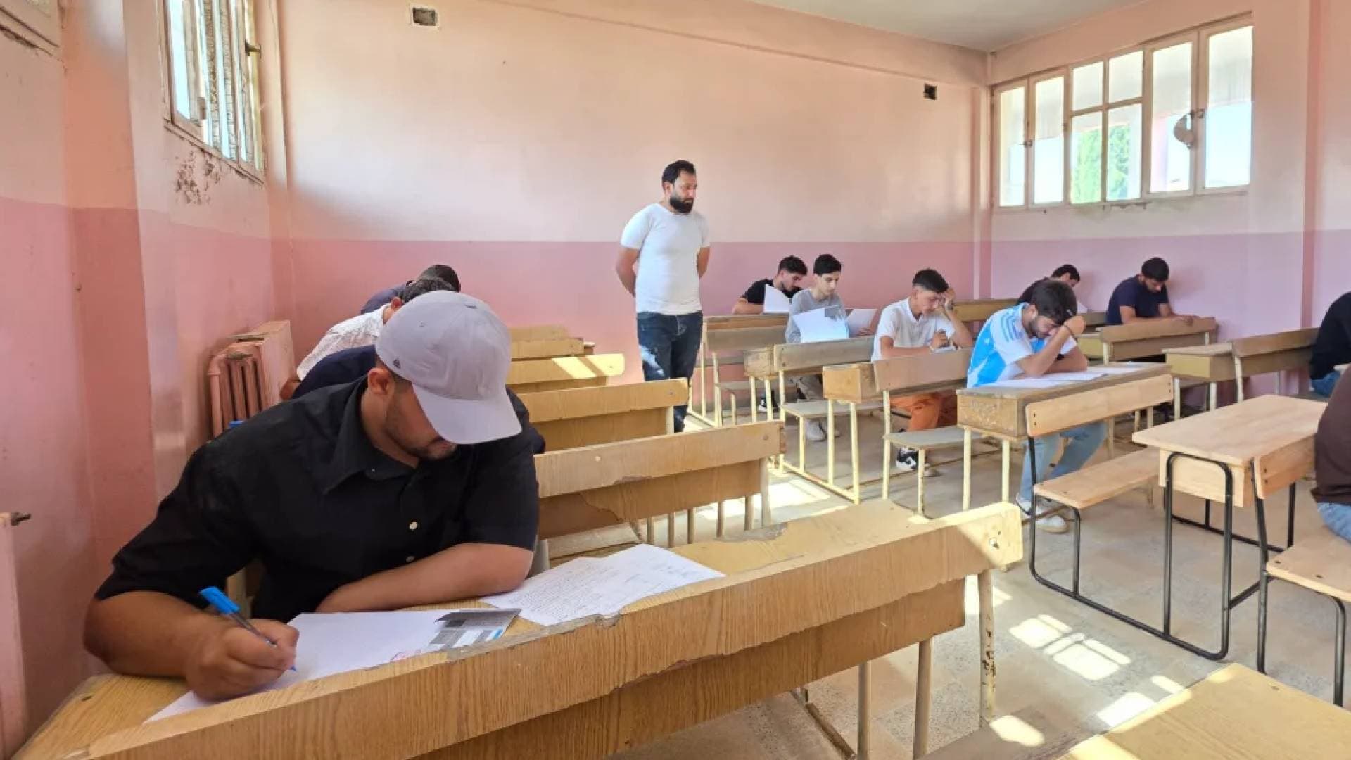 طلبة التوجيهي يتقدمون اليوم لامتحان رياضيات الأعمال وامتحان علوم النفس والاجتماع
